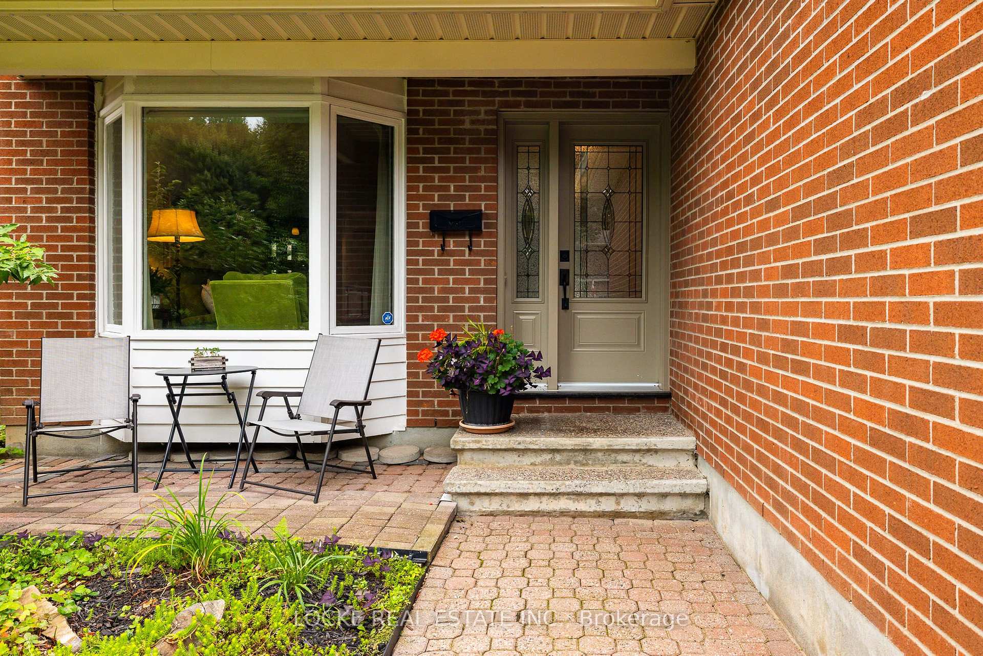 Photo 3 of 6068 Ridgelea Place, Ottawa, Chapel Hill — HOMEH