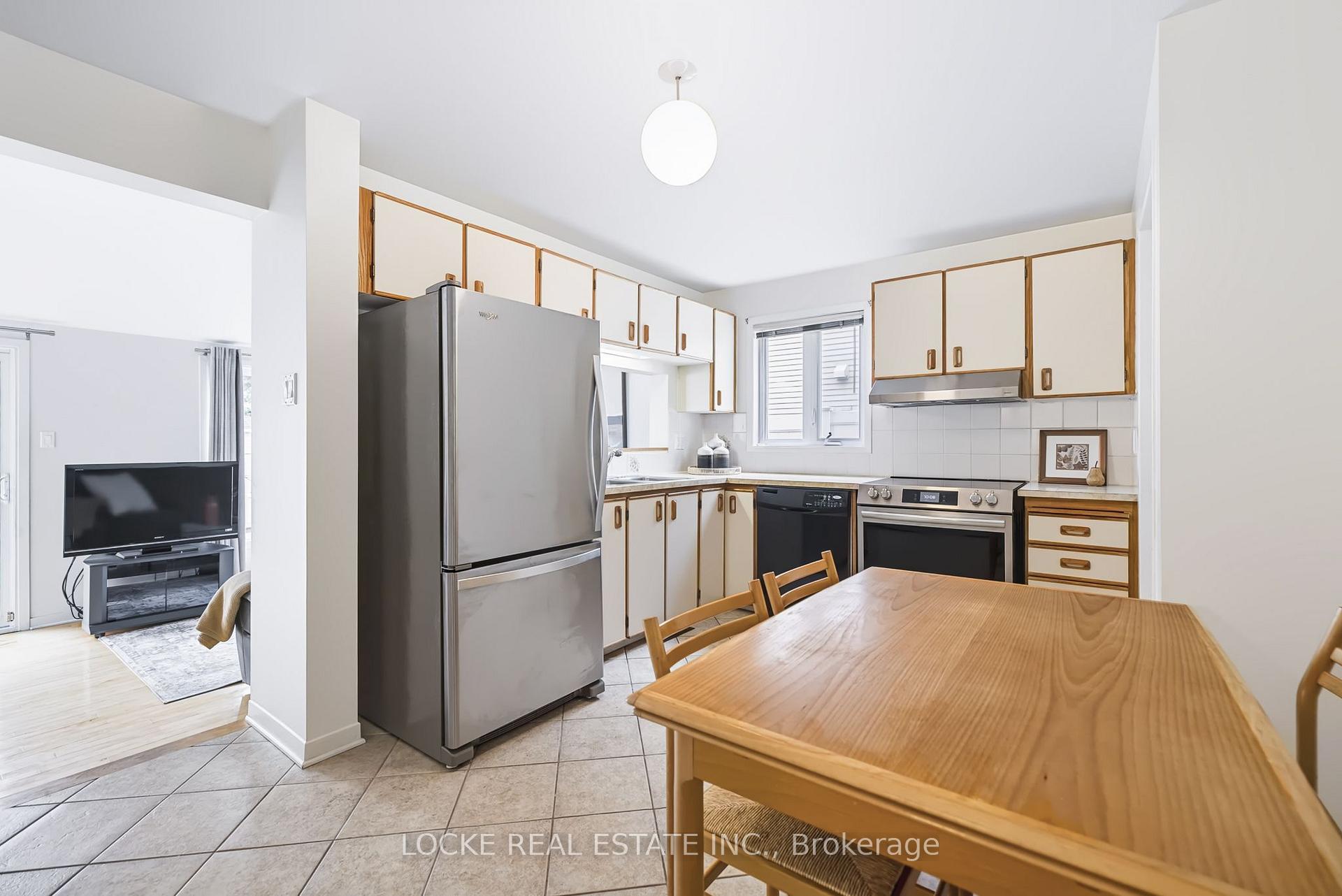 Photo 10 of 6068 Ridgelea Place, Ottawa, Chapel Hill — HOMEH