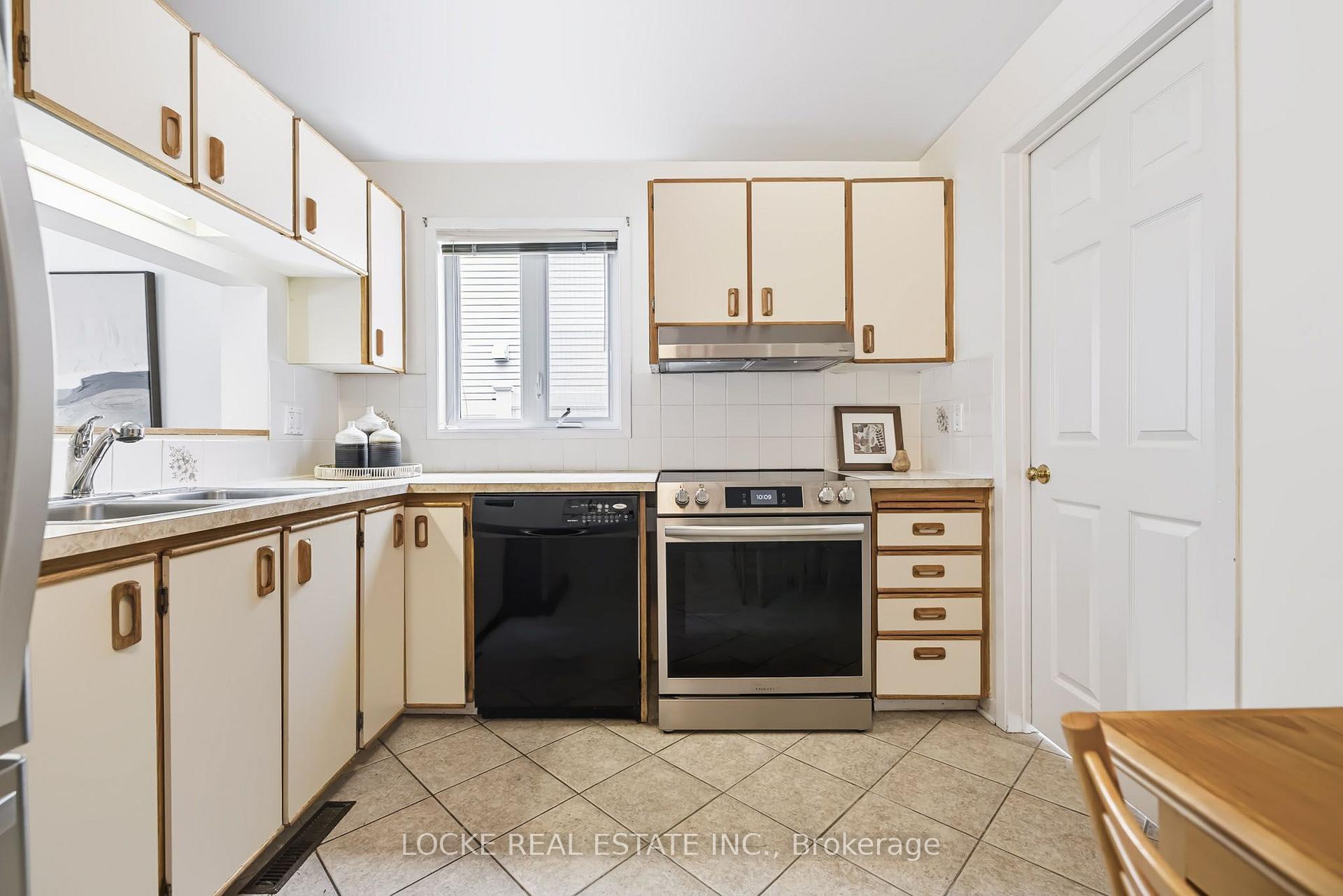Photo 11 of 6068 Ridgelea Place, Ottawa, Chapel Hill — HOMEH