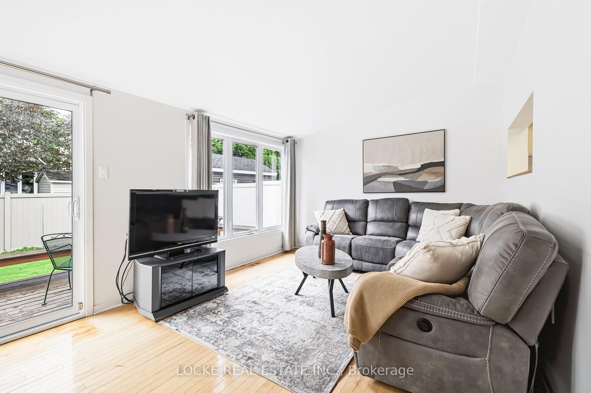 Photo 14 of 6068 Ridgelea Place, Ottawa, Chapel Hill — HOMEH