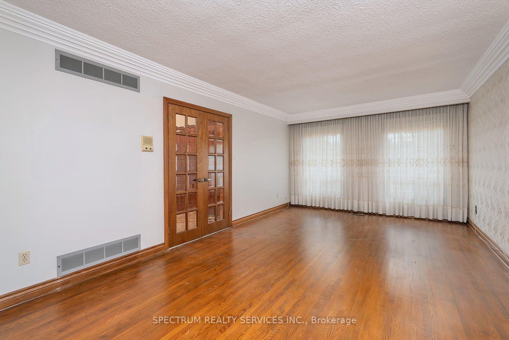 Photo 17 of 145A Whitfield Avenue, North York, Humber Summit — HOMEH