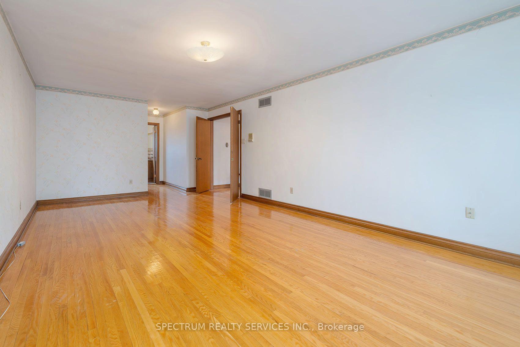 Photo 26 of 145A Whitfield Avenue, North York, Humber Summit — HOMEH