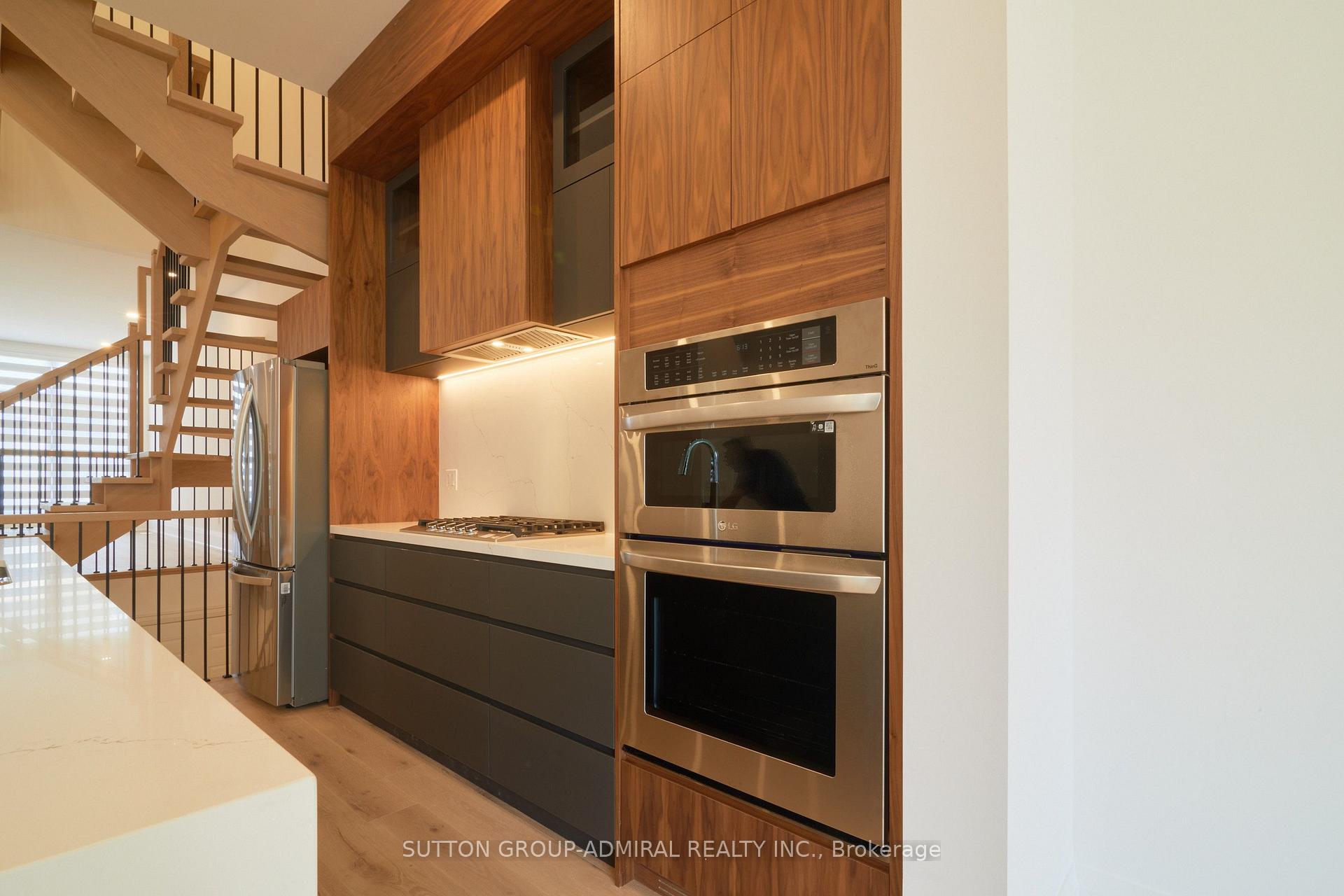 Photo 6 of Direzze 18 Court, Richmond Hill, Mill Pond — HOMEH