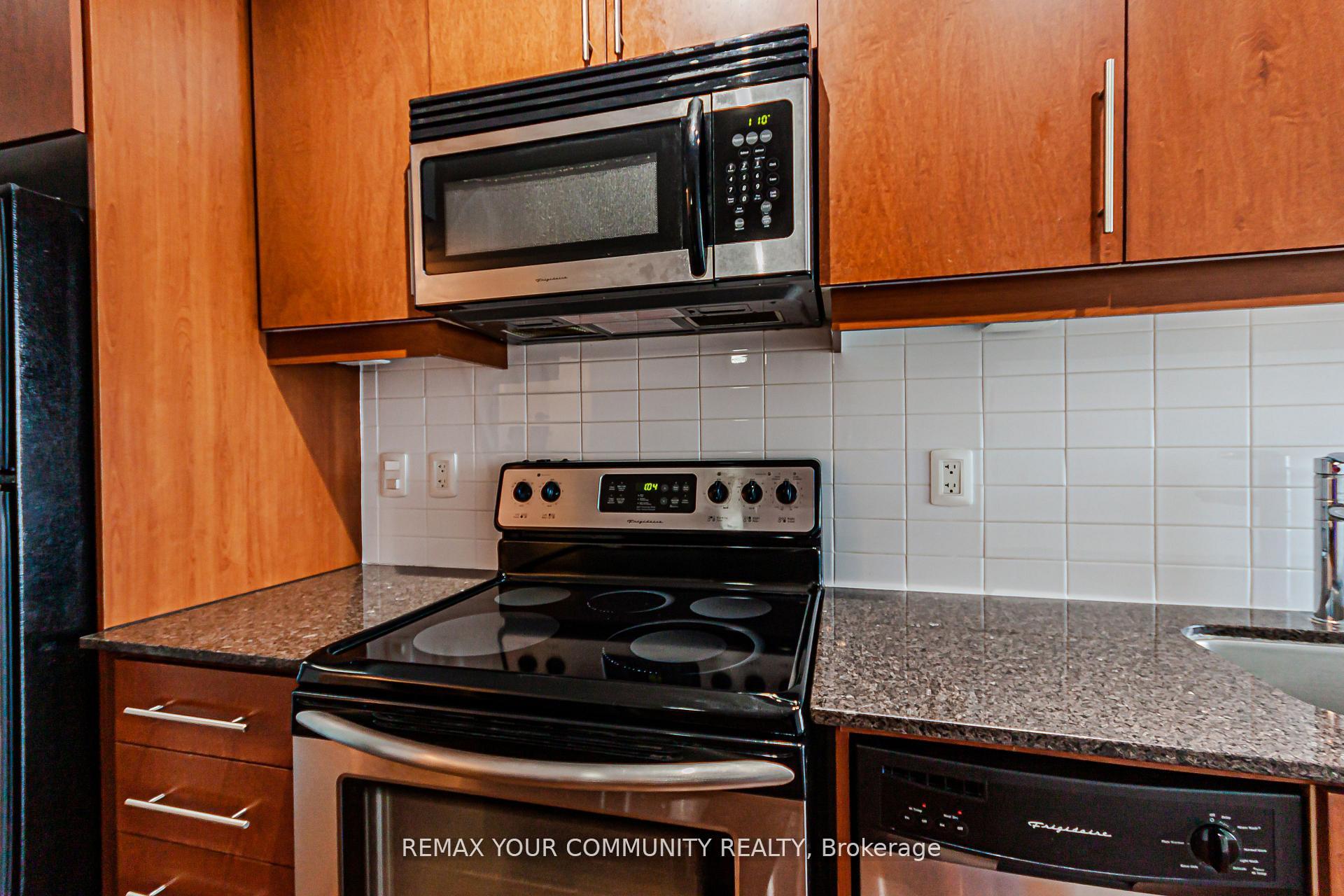 Photo 13 of Unit 913, 2885 Bayview Avenue, North York, Bayview Village — HOMEH