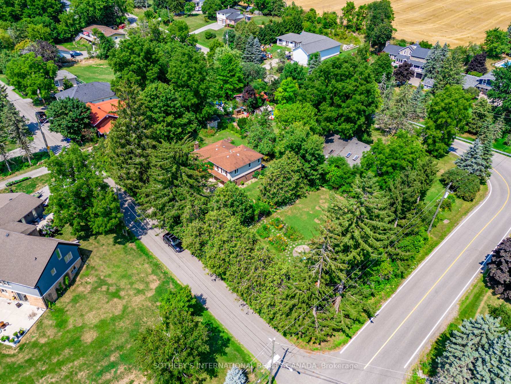 Photo 2 of 80 Centre Street, King, Schomberg — HOMEH