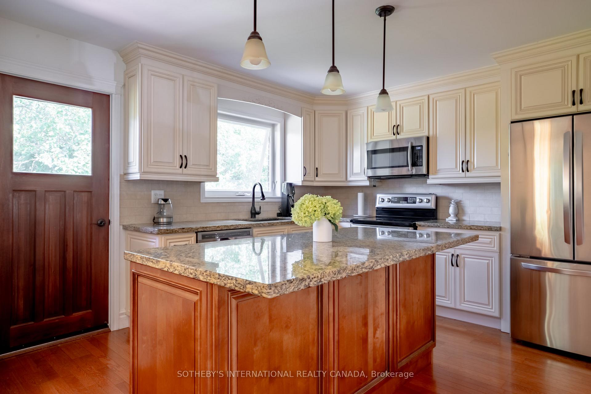 Photo 10 of 80 Centre Street, King, Schomberg — HOMEH