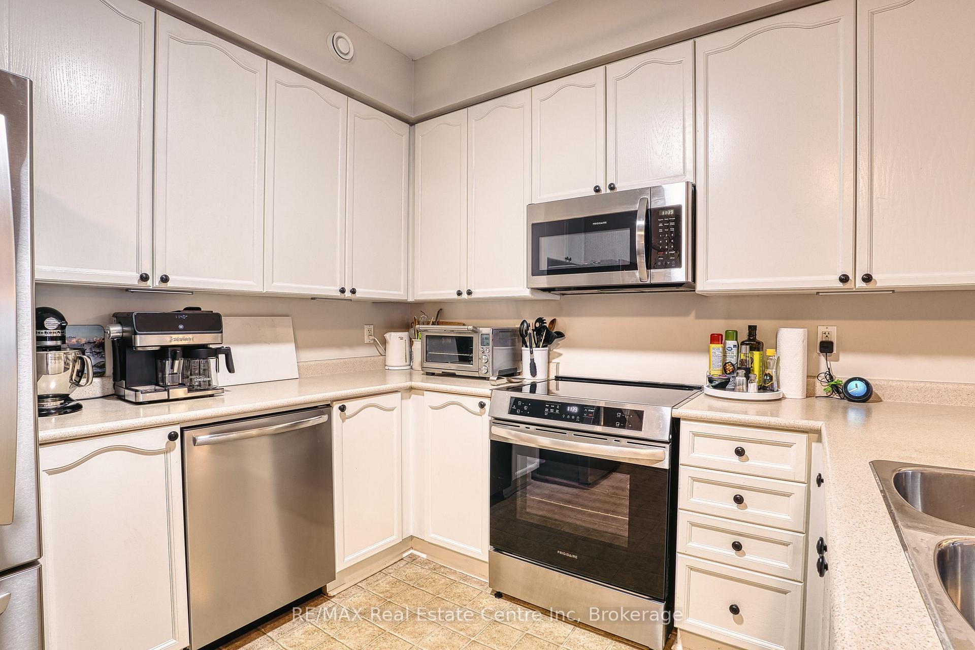 Photo 7 of 760 Woodhill Drive, Centre Wellington, Fergus — HOMEH