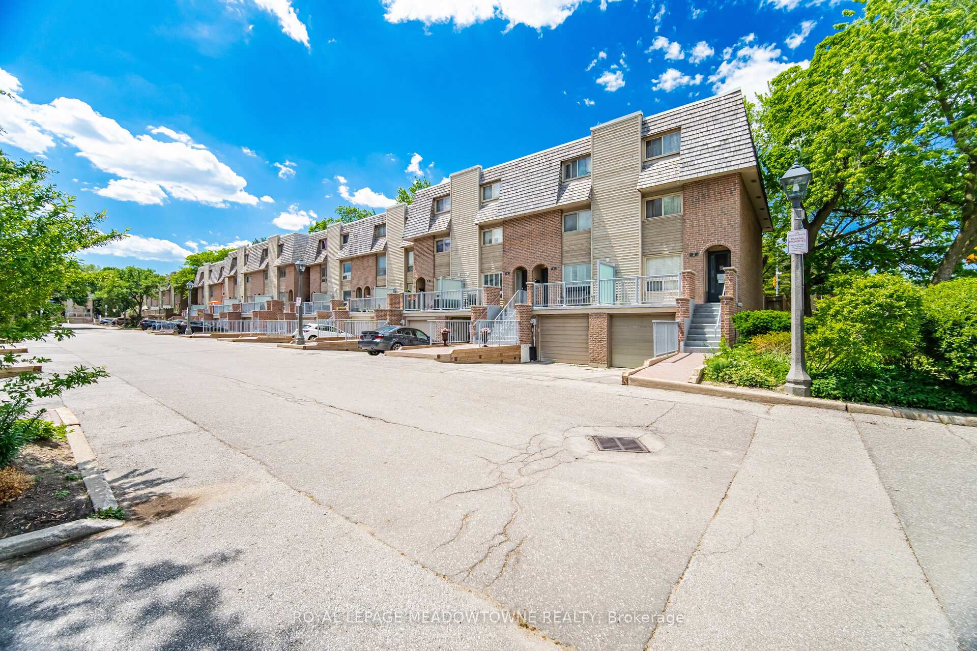 Photo 2 of 16 Dutch Myrtle Way, North York, Banbury-Don Mills — HOMEH