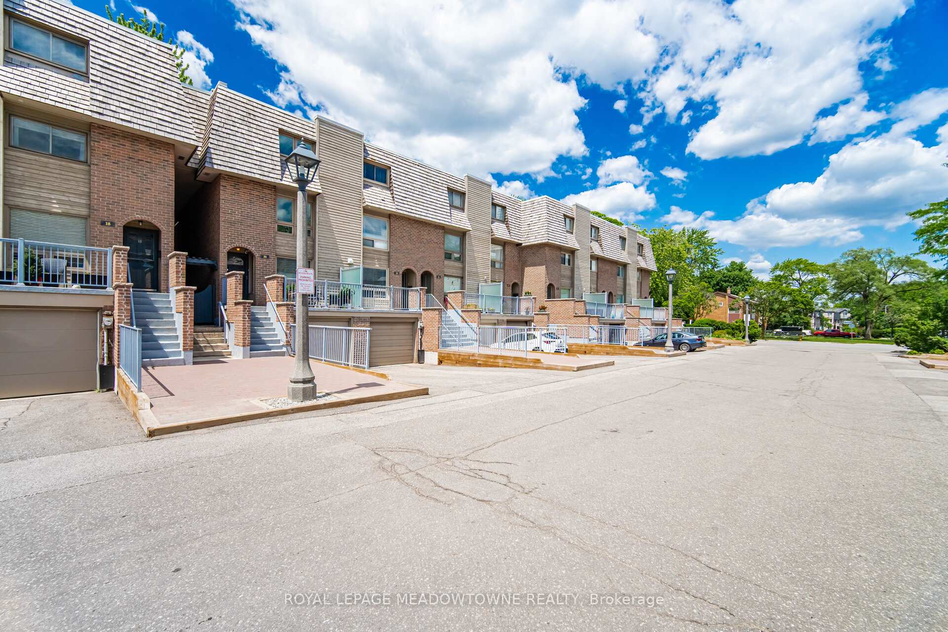 Photo 3 of 16 Dutch Myrtle Way, North York, Banbury-Don Mills — HOMEH