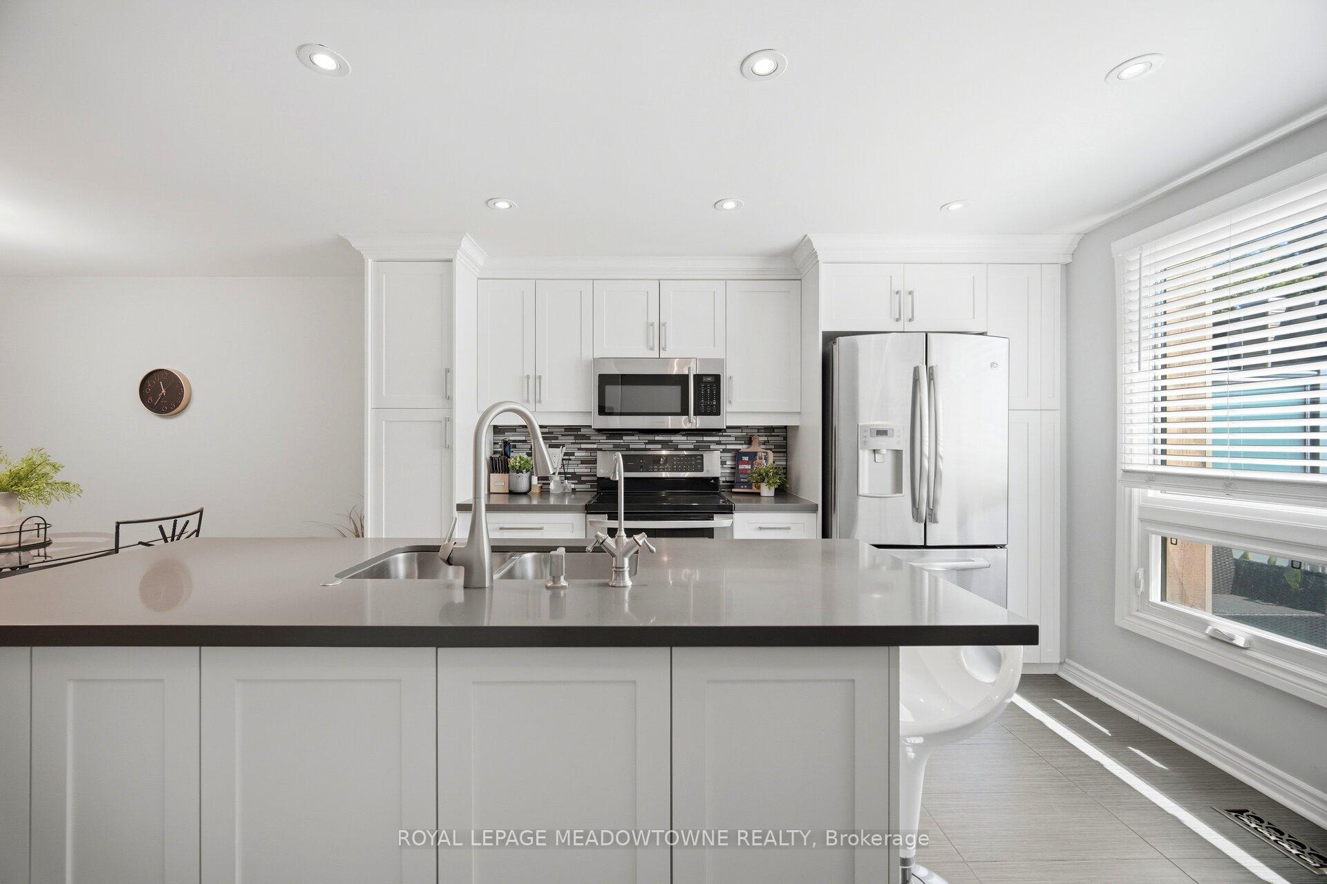 Photo 6 of 16 Dutch Myrtle Way, North York, Banbury-Don Mills — HOMEH