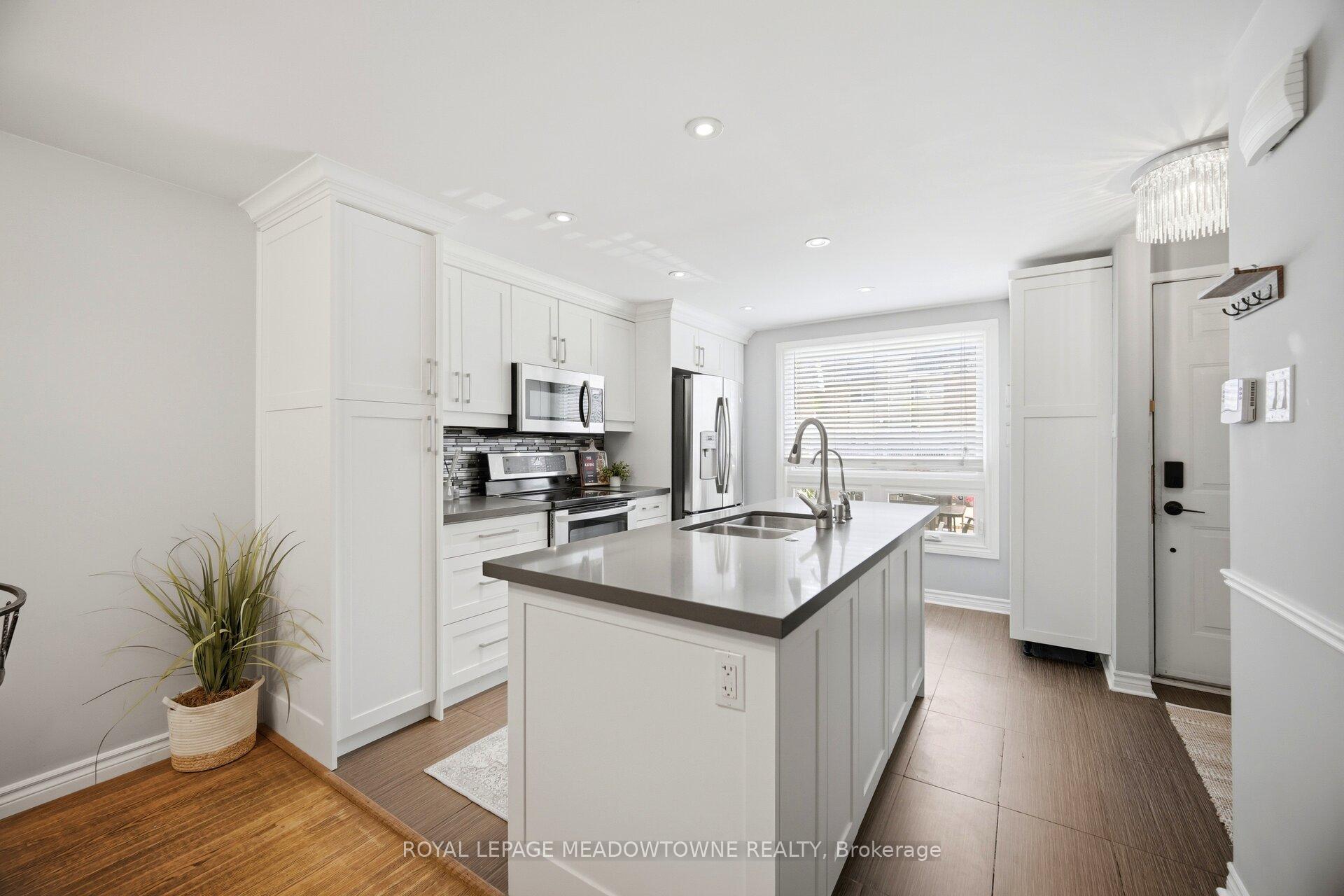 Photo 7 of 16 Dutch Myrtle Way, North York, Banbury-Don Mills — HOMEH