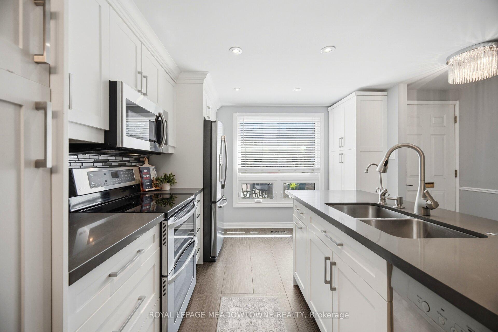 Photo 8 of 16 Dutch Myrtle Way, North York, Banbury-Don Mills — HOMEH