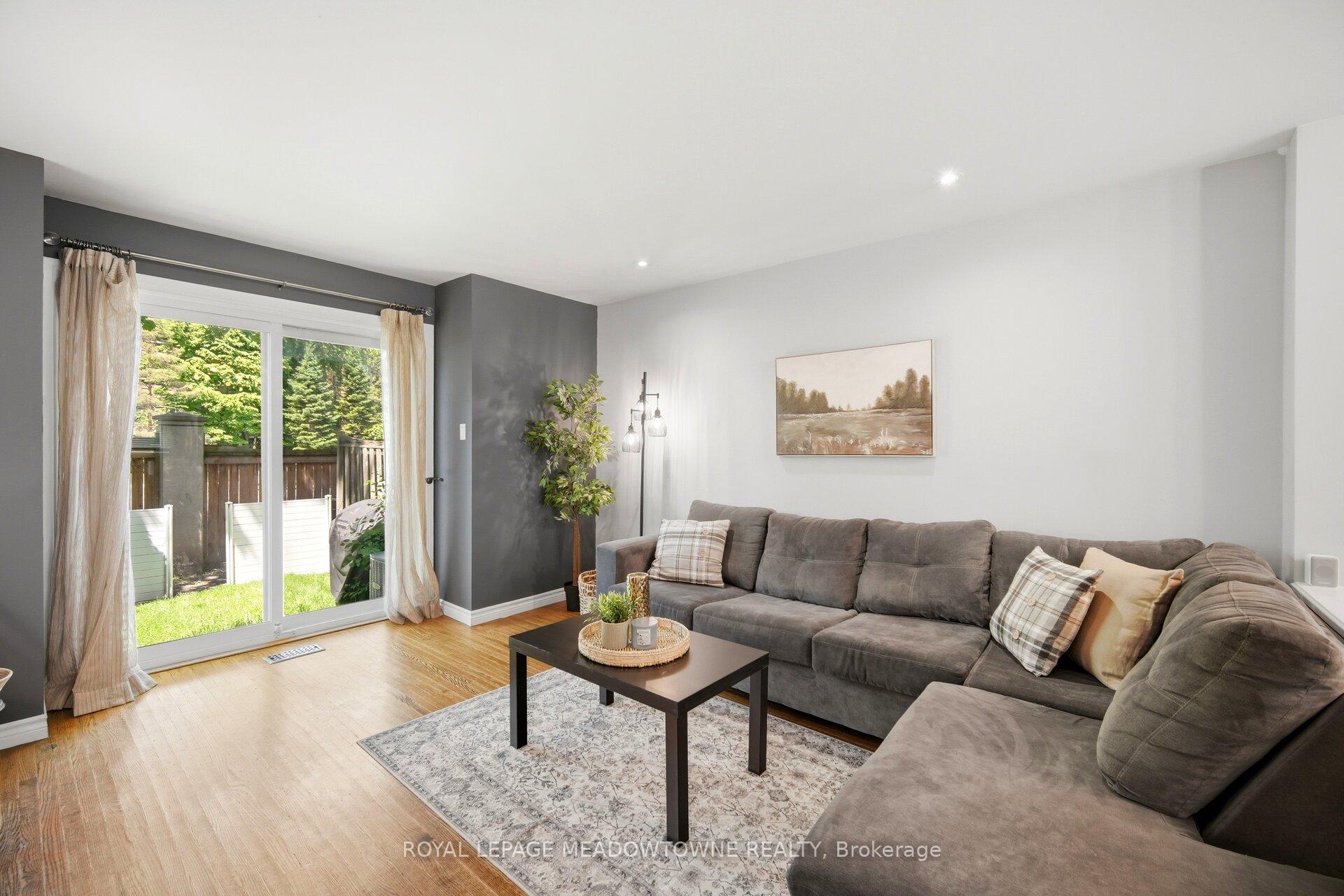 Photo 13 of 16 Dutch Myrtle Way, North York, Banbury-Don Mills — HOMEH