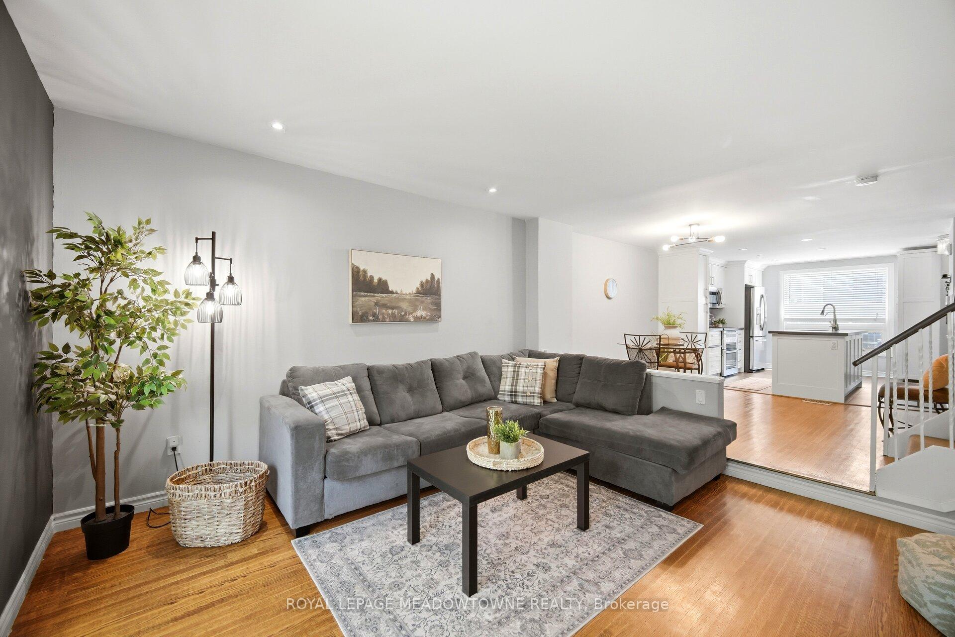 Photo 14 of 16 Dutch Myrtle Way, North York, Banbury-Don Mills — HOMEH