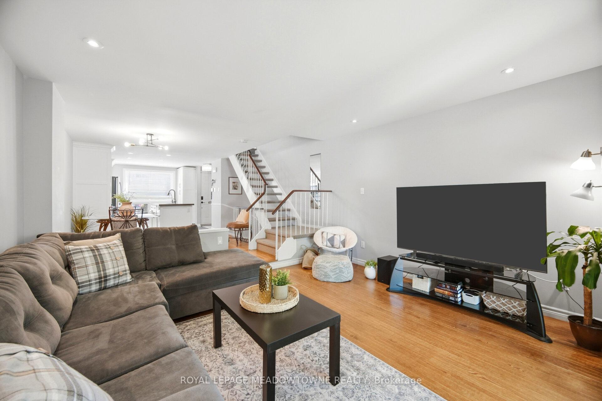 Photo 15 of 16 Dutch Myrtle Way, North York, Banbury-Don Mills — HOMEH