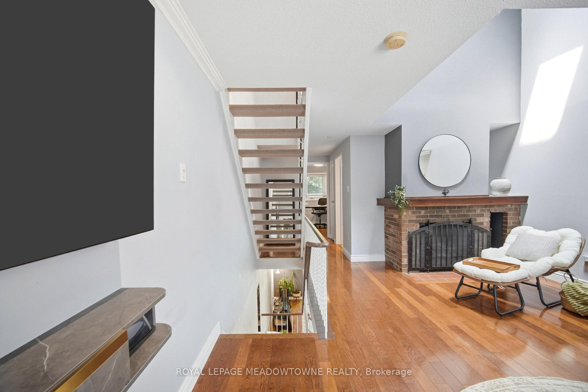 Photo 17 of 16 Dutch Myrtle Way, North York, Banbury-Don Mills — HOMEH