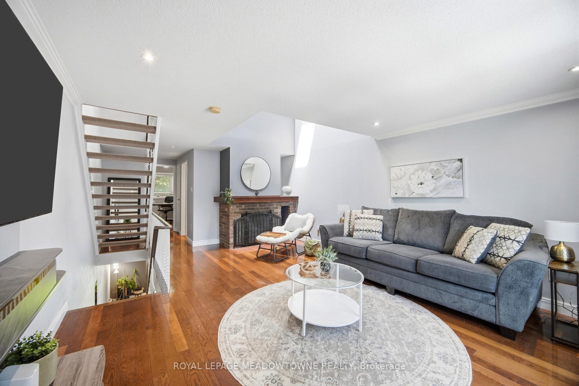 Photo 18 of 16 Dutch Myrtle Way, North York, Banbury-Don Mills — HOMEH