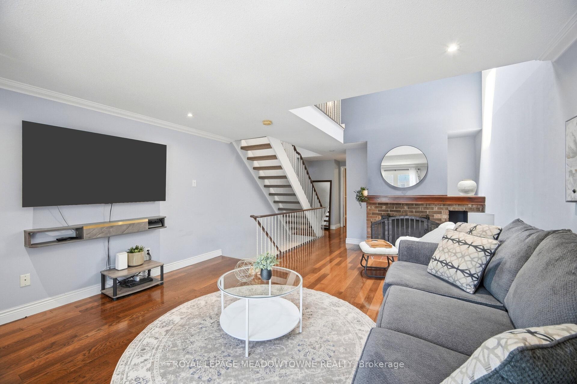 Photo 19 of 16 Dutch Myrtle Way, North York, Banbury-Don Mills — HOMEH