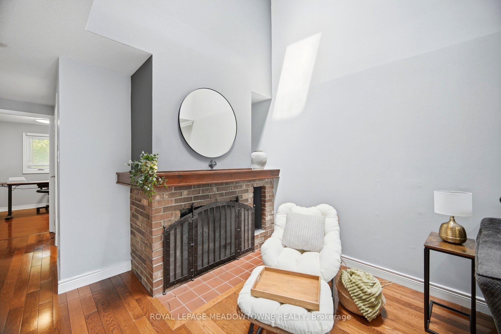 Photo 20 of 16 Dutch Myrtle Way, North York, Banbury-Don Mills — HOMEH