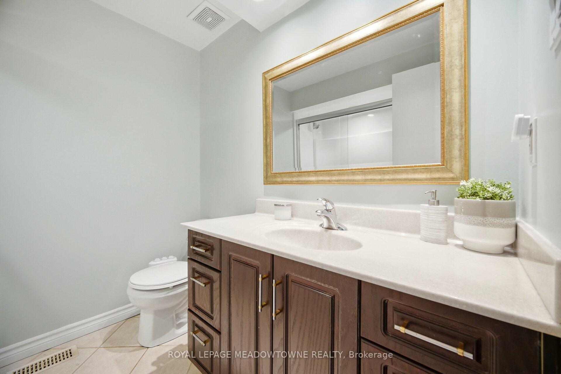 Photo 23 of 16 Dutch Myrtle Way, North York, Banbury-Don Mills — HOMEH