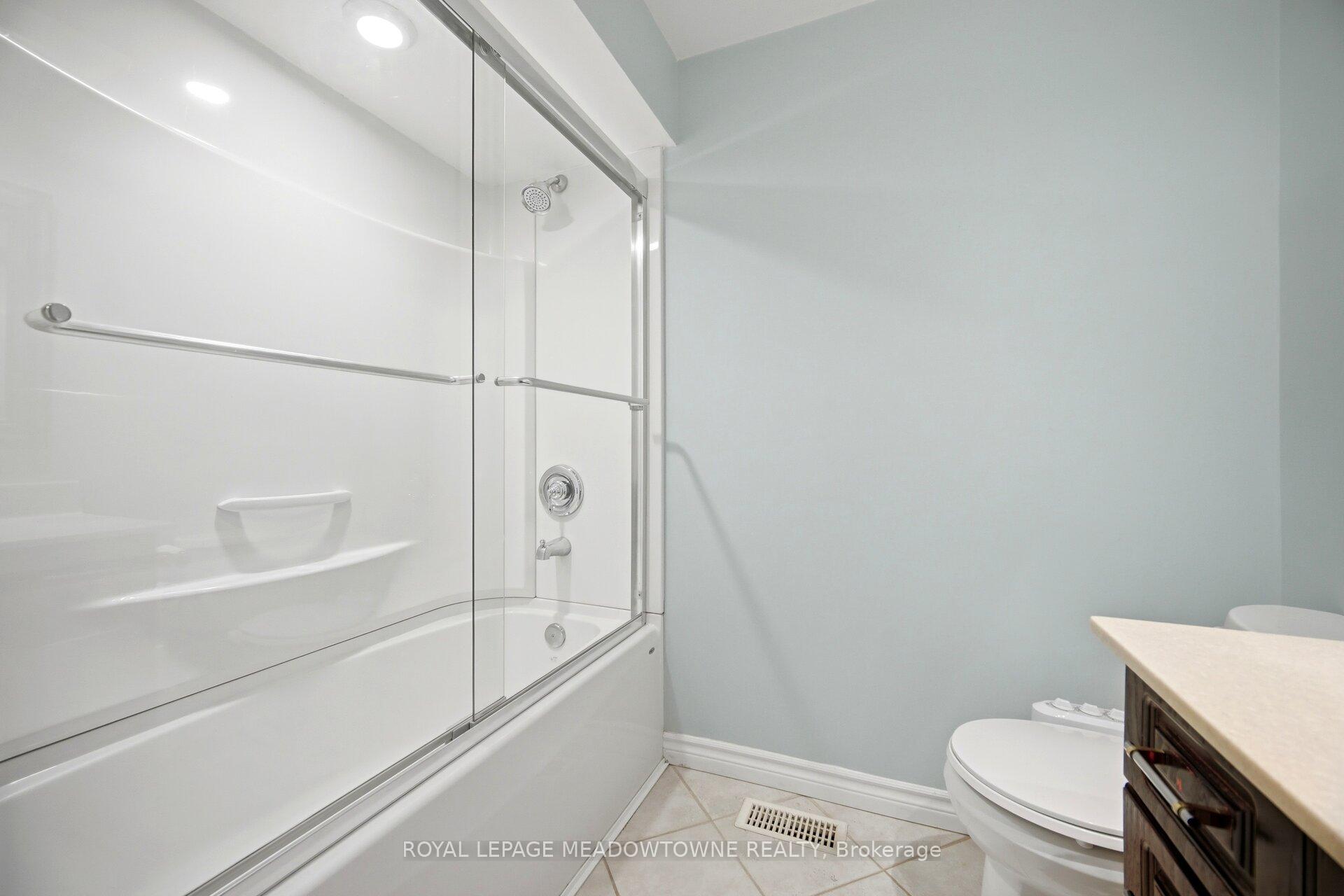Photo 26 of 16 Dutch Myrtle Way, North York, Banbury-Don Mills — HOMEH