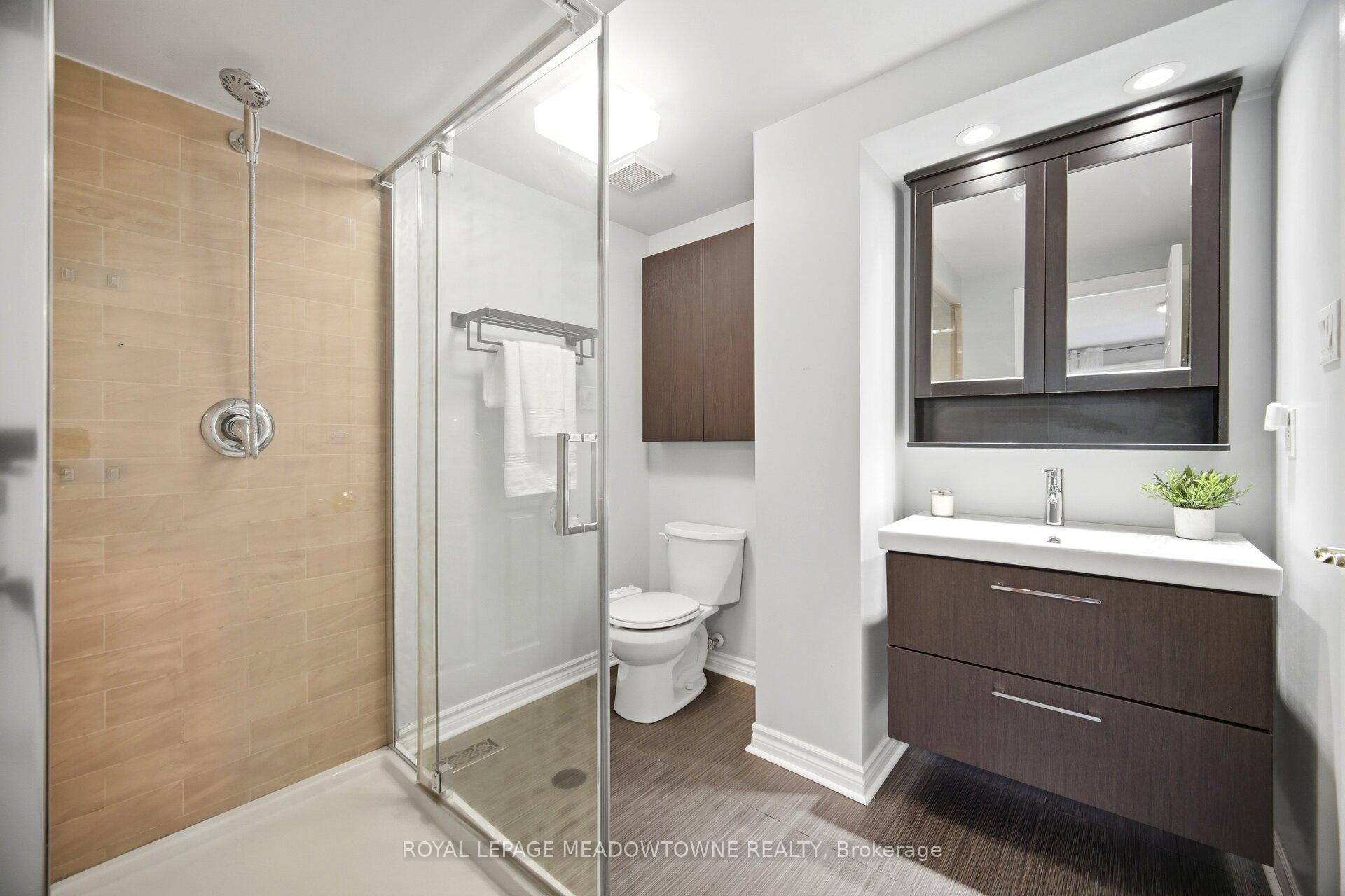 Photo 32 of 16 Dutch Myrtle Way, North York, Banbury-Don Mills — HOMEH