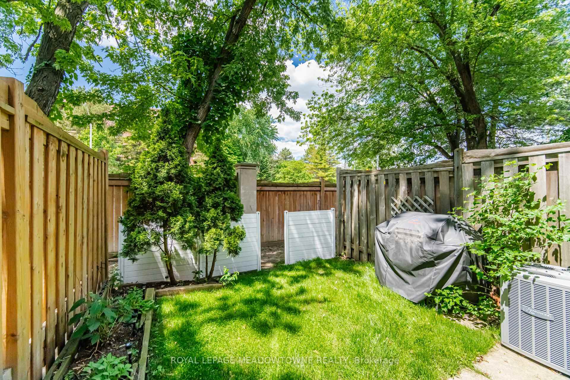 Photo 41 of 16 Dutch Myrtle Way, North York, Banbury-Don Mills — HOMEH