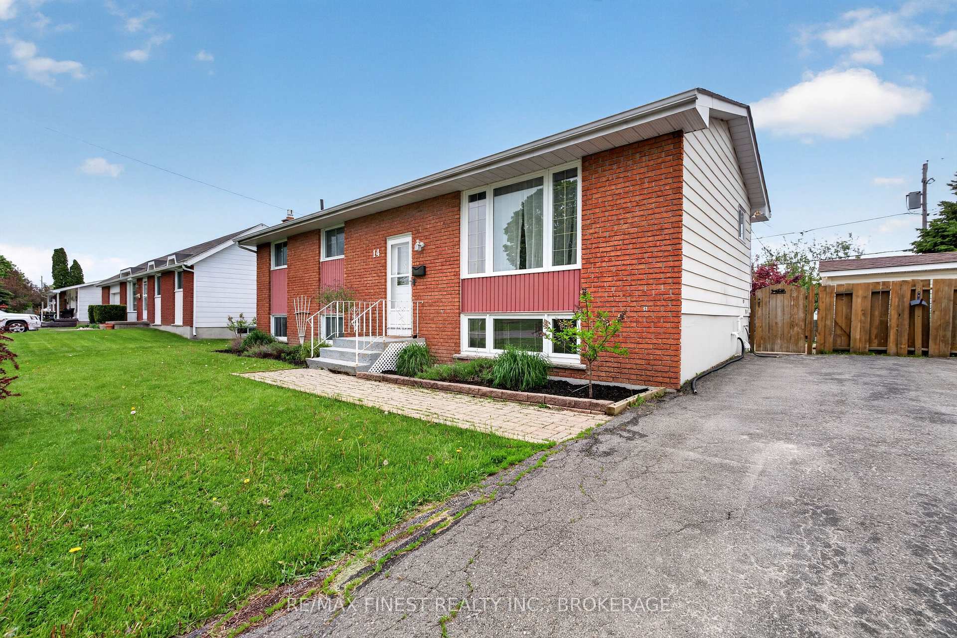 Photo 4 of 14 Chesterfield Drive, Loyalist, Amherstview — HOMEH