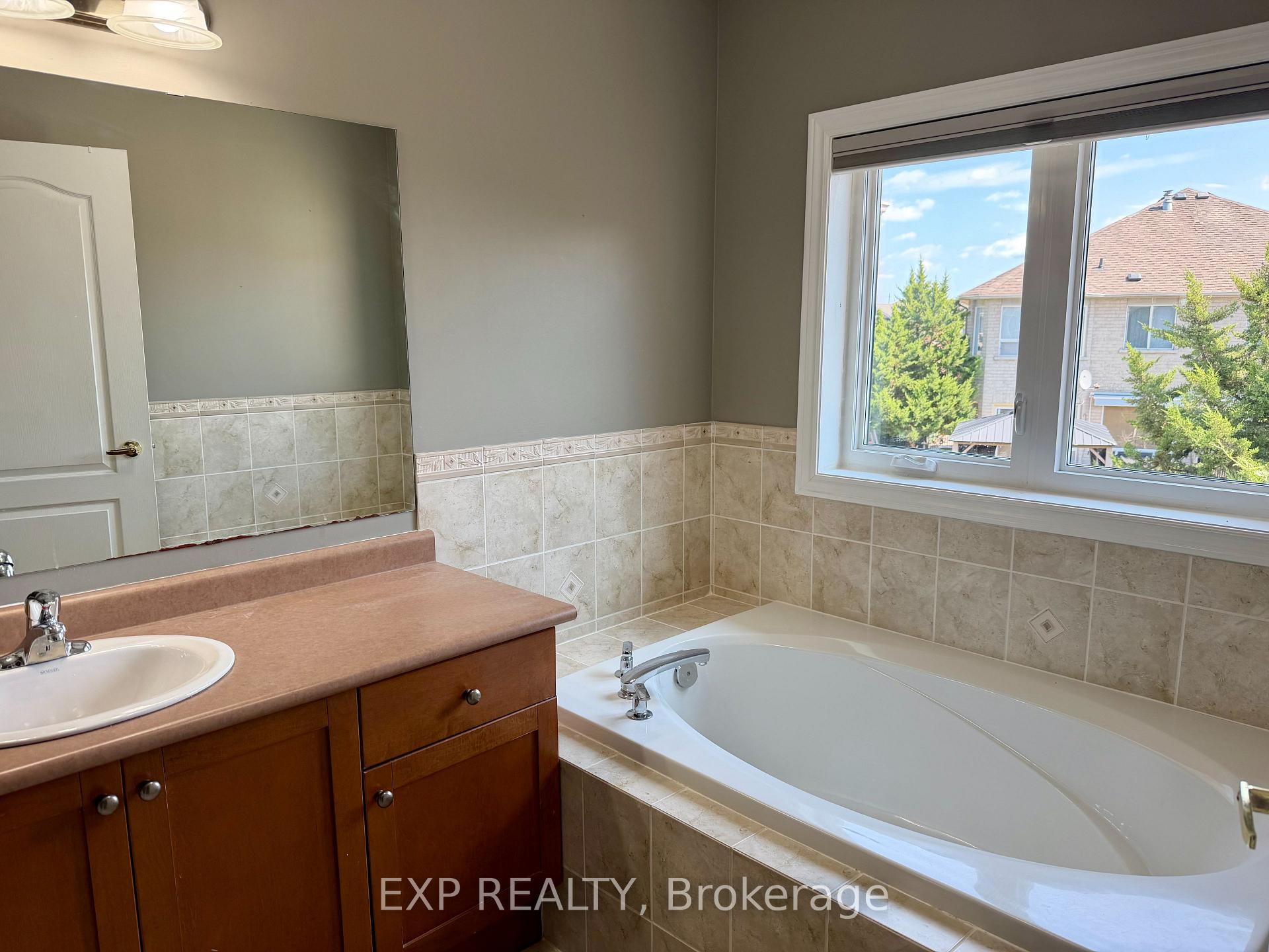 Photo 18 of 57 Humbershed Crescent, Caledon, Bolton West — HOMEH