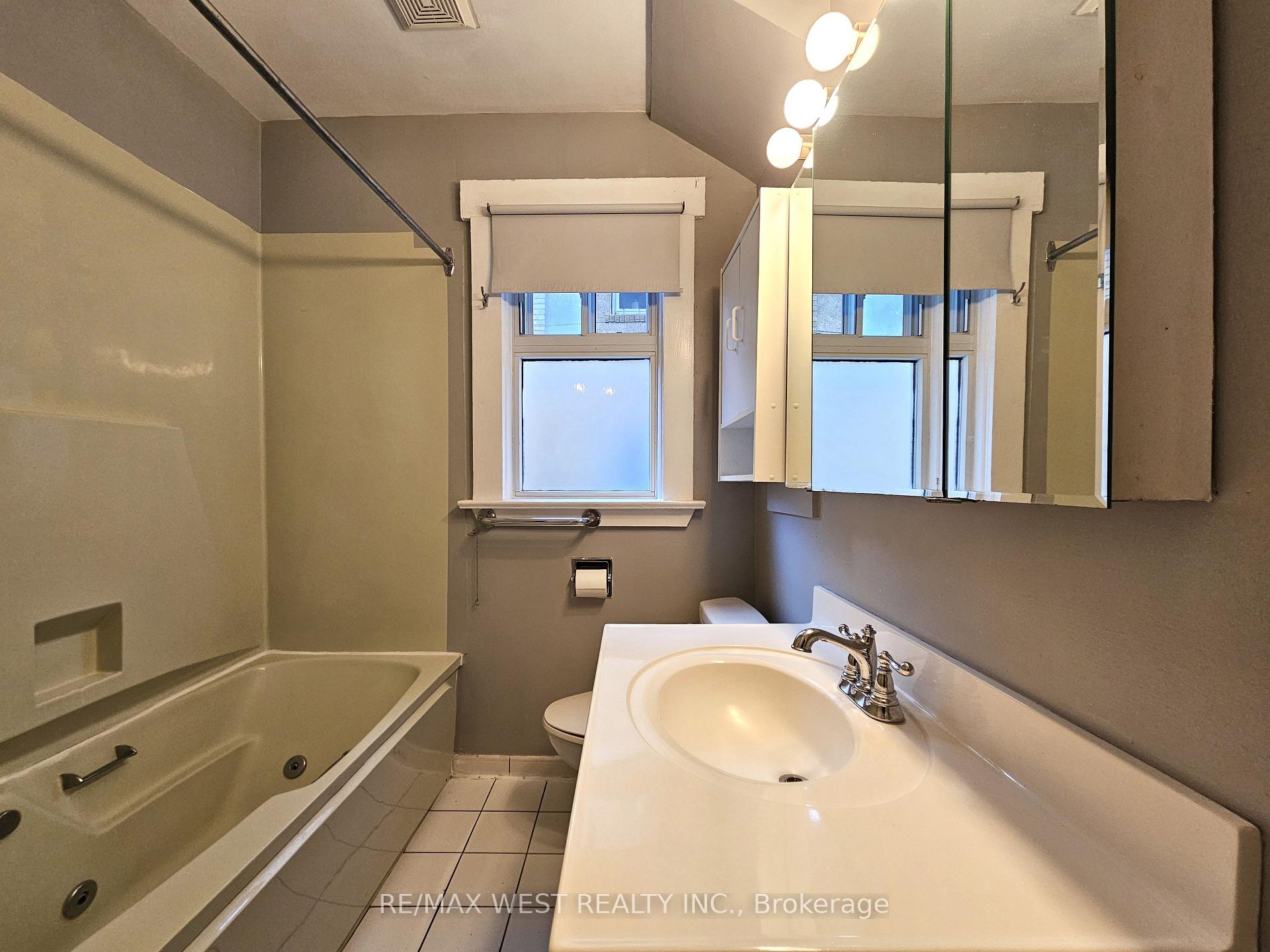 Photo 17 of Unit Main, 10 Oriole Gardens, Toronto, Yonge-St. Clair — HOMEH