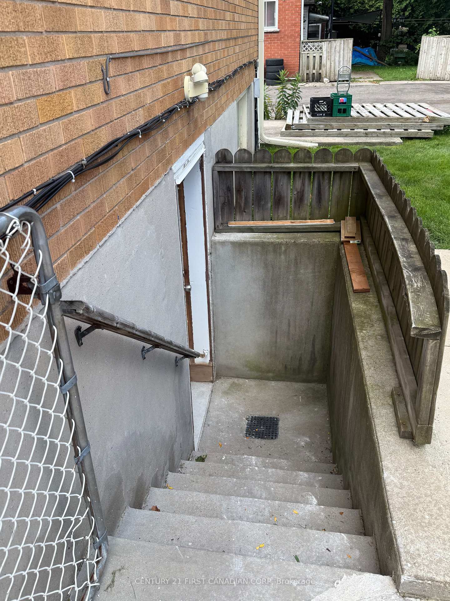 Photo 2 of Unit 1, 228 Burnside Drive, London, East I — HOMEH