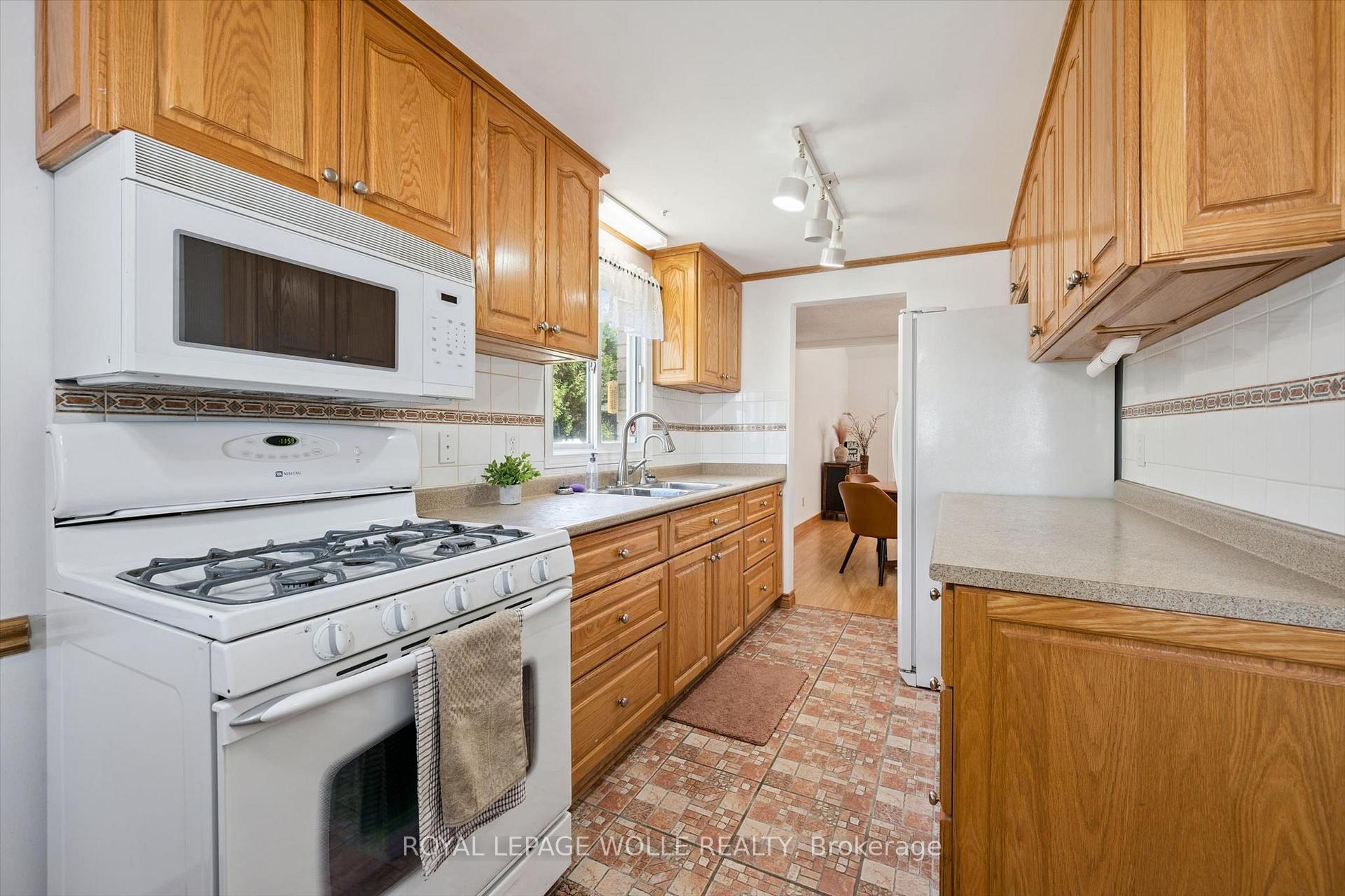 Photo 13 of 616 Westheights Drive, Kitchener, Forest Heights — HOMEH