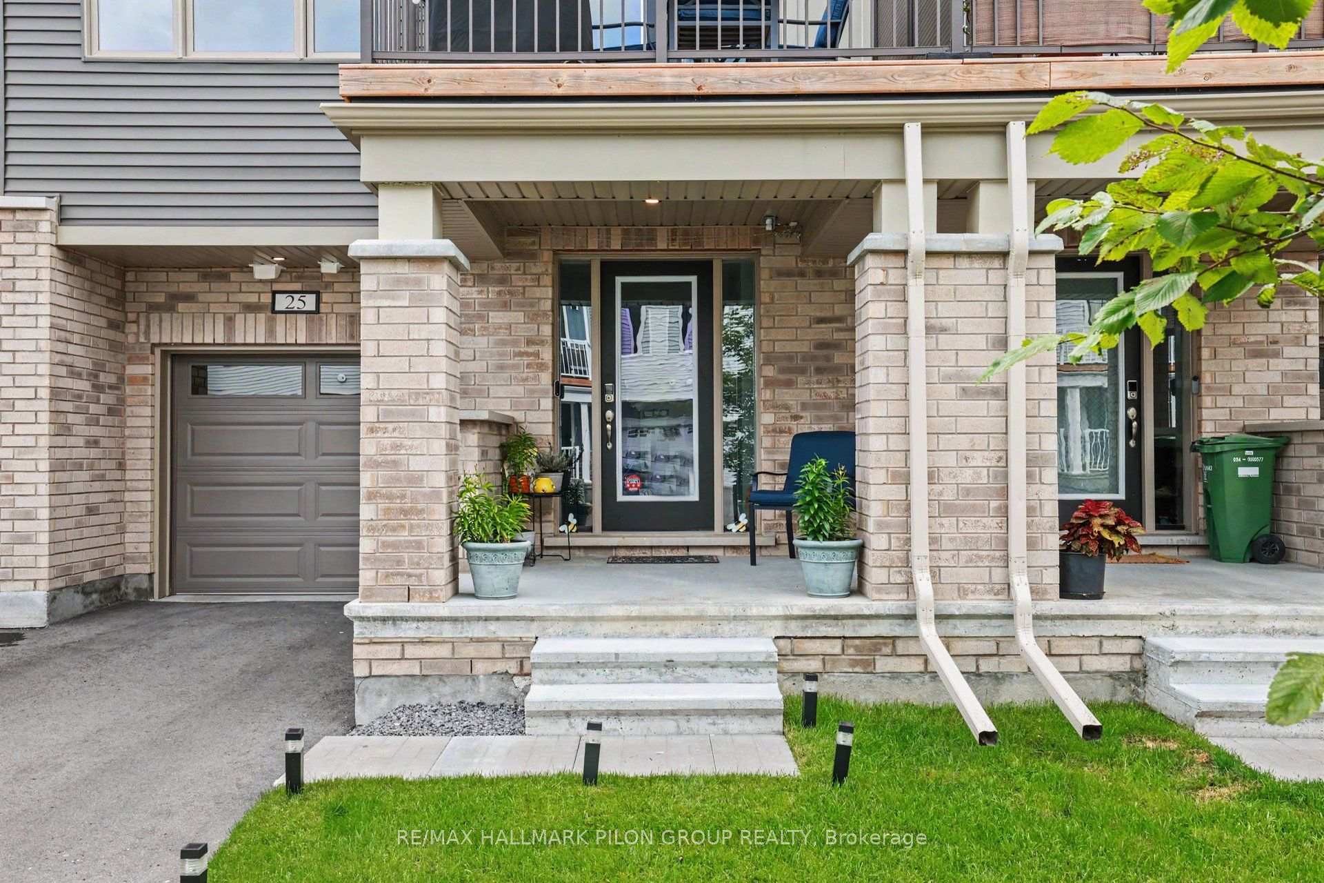 Photo 2 of 25 Stitch Mews, Ottawa, Goulbourn Twp From Franktown Rd/South To Rideau — HOMEH