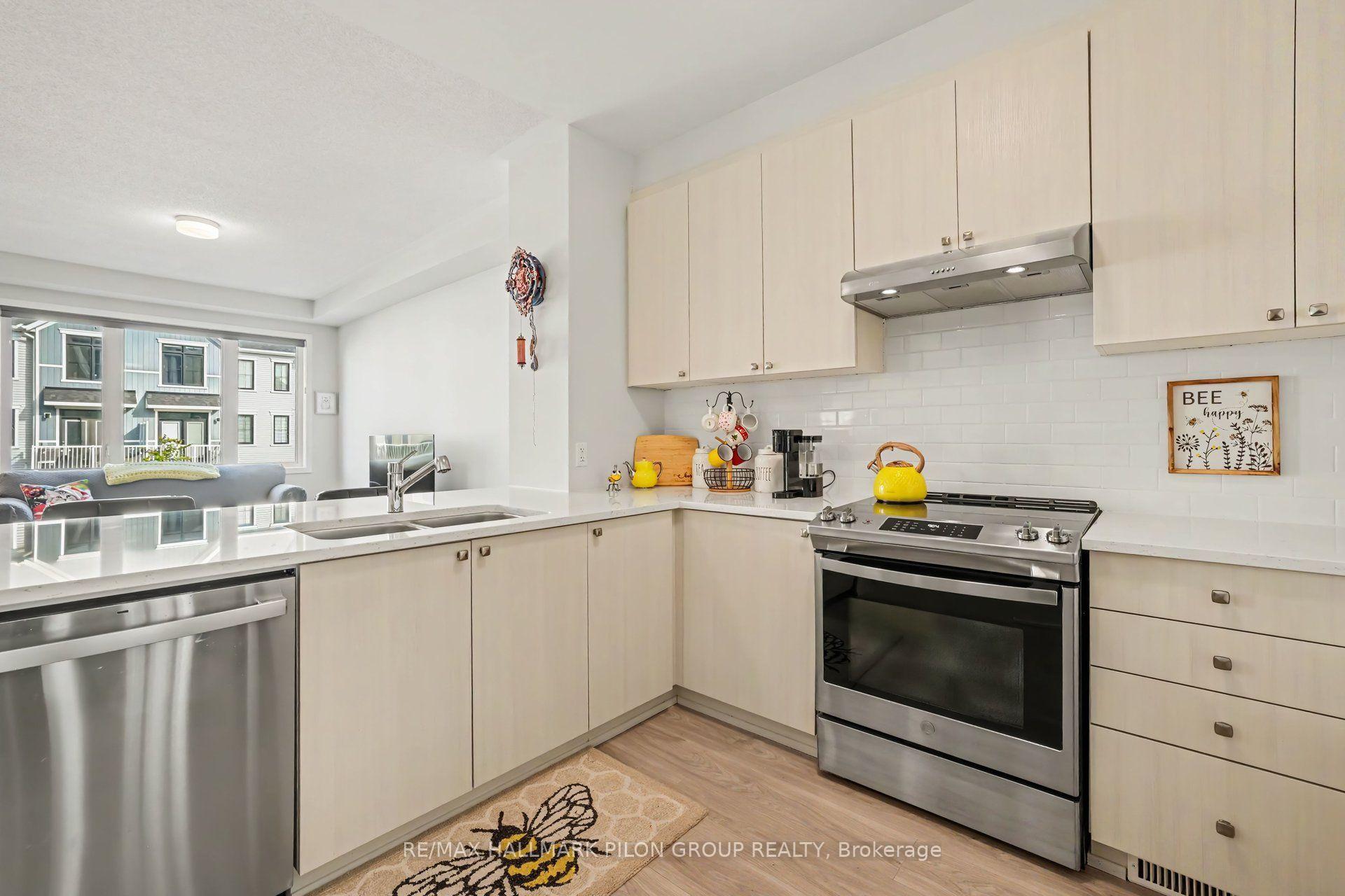 Photo 4 of 25 Stitch Mews, Ottawa, Goulbourn Twp From Franktown Rd/South To Rideau — HOMEH