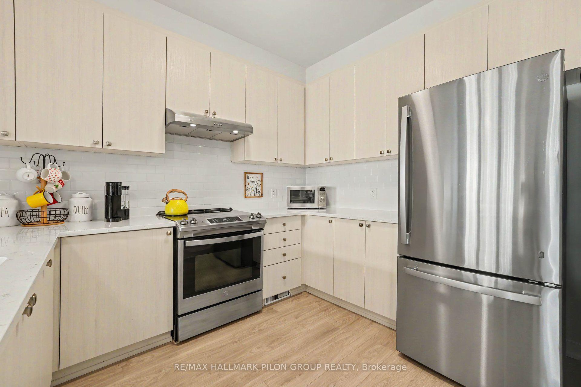 Photo 5 of 25 Stitch Mews, Ottawa, Goulbourn Twp From Franktown Rd/South To Rideau — HOMEH