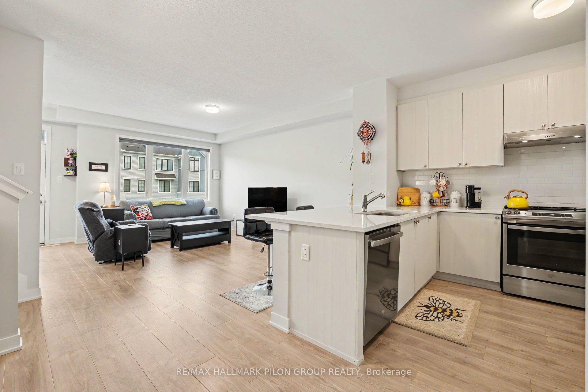 Photo 7 of 25 Stitch Mews, Ottawa, Goulbourn Twp From Franktown Rd/South To Rideau — HOMEH