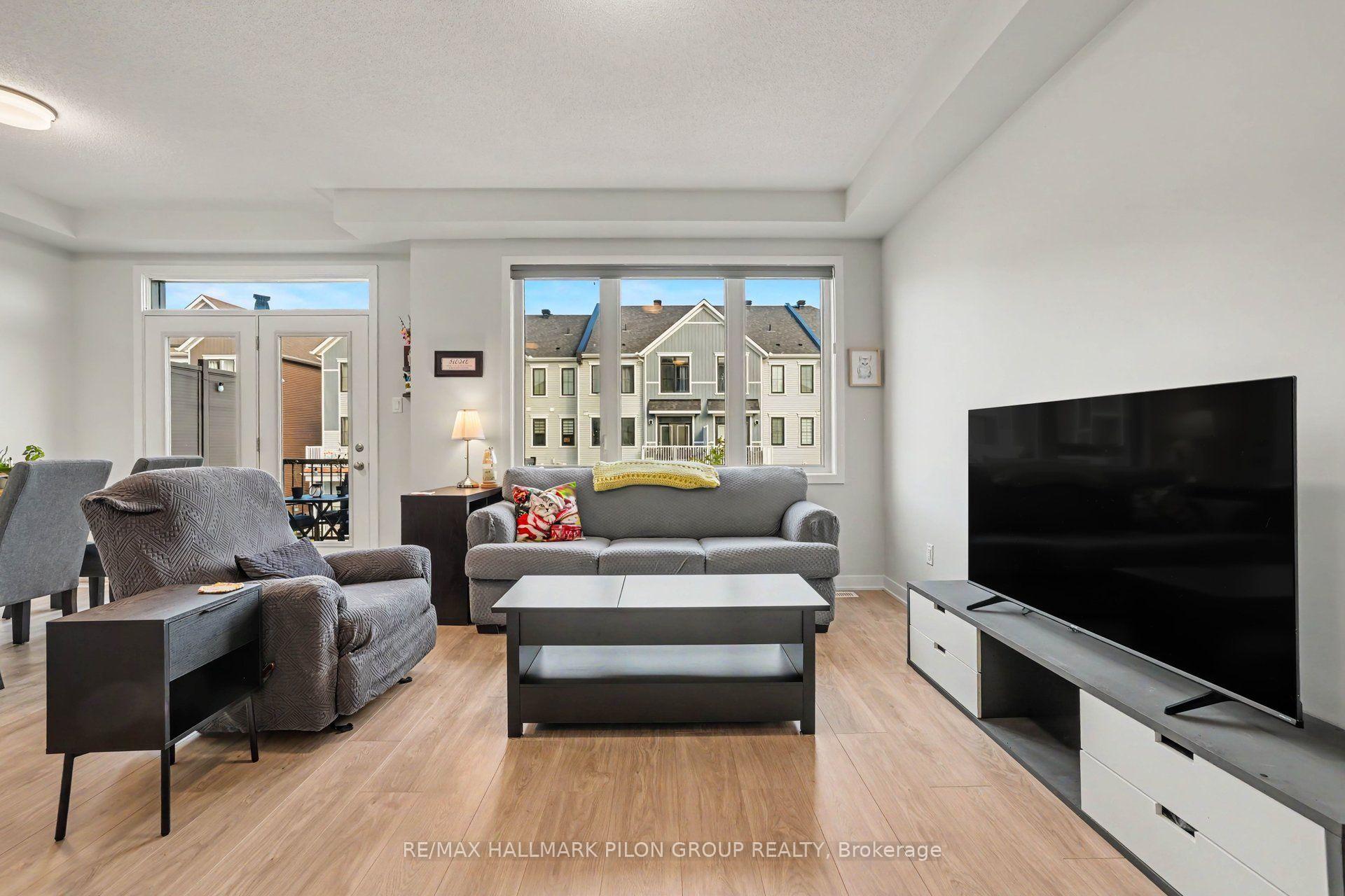 Photo 9 of 25 Stitch Mews, Ottawa, Goulbourn Twp From Franktown Rd/South To Rideau — HOMEH