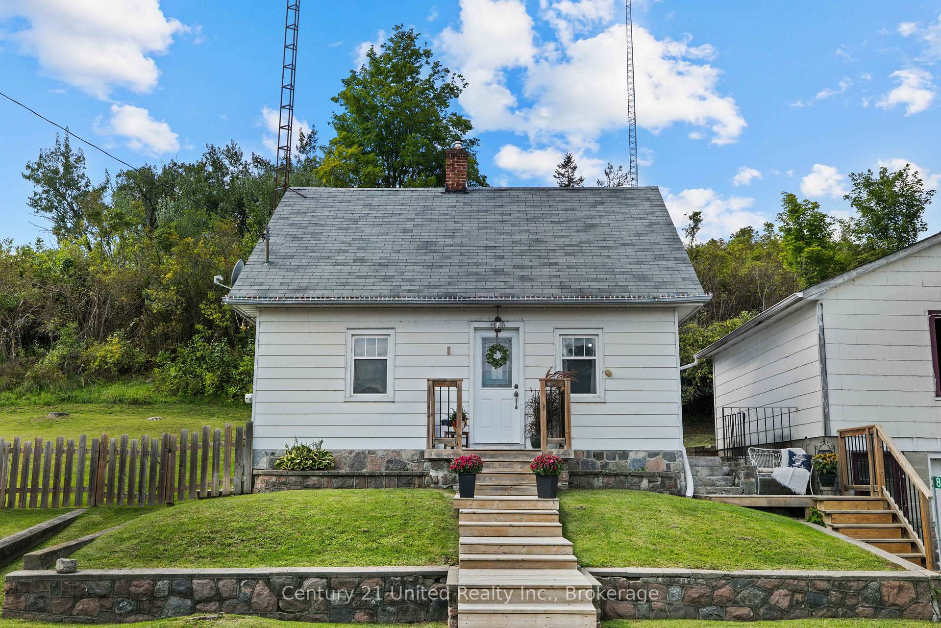 Photo 2 of 882 Peterborough Street, Douro-Dummer — HOMEH