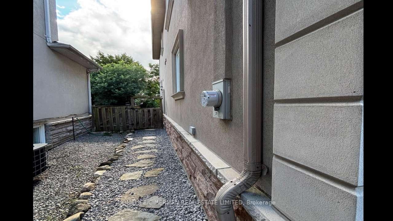 Photo 27 of 43 Riverlea Drive, Etobicoke, Humber Heights — HOMEH
