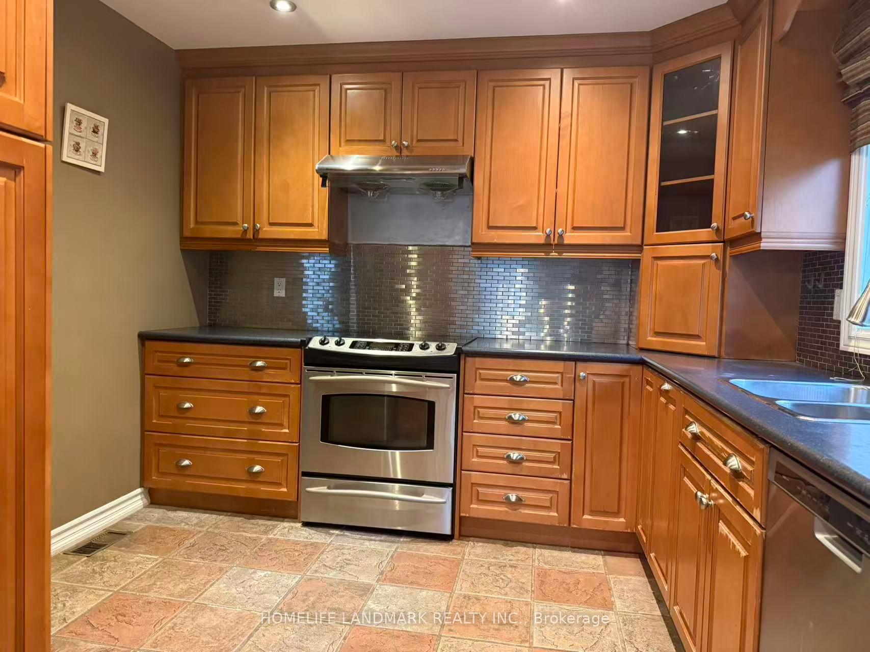 Photo 4 of 83 Lincoln Green Drive, Markham, Bullock — HOMEH