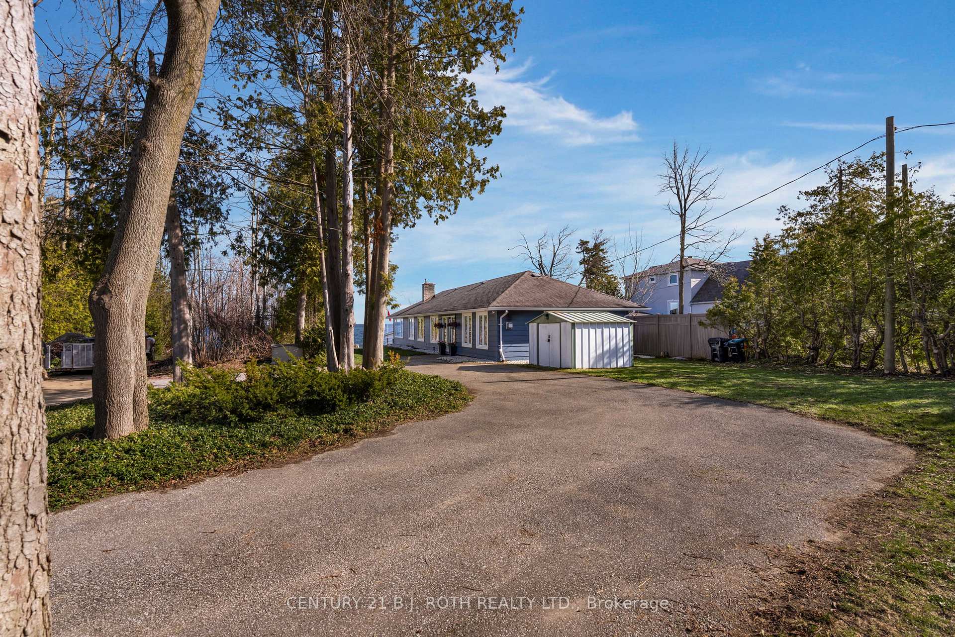 Photo 3 of 49 Lakeshore Road E, Oro-Medonte, Rural Oro-Medonte — HOMEH