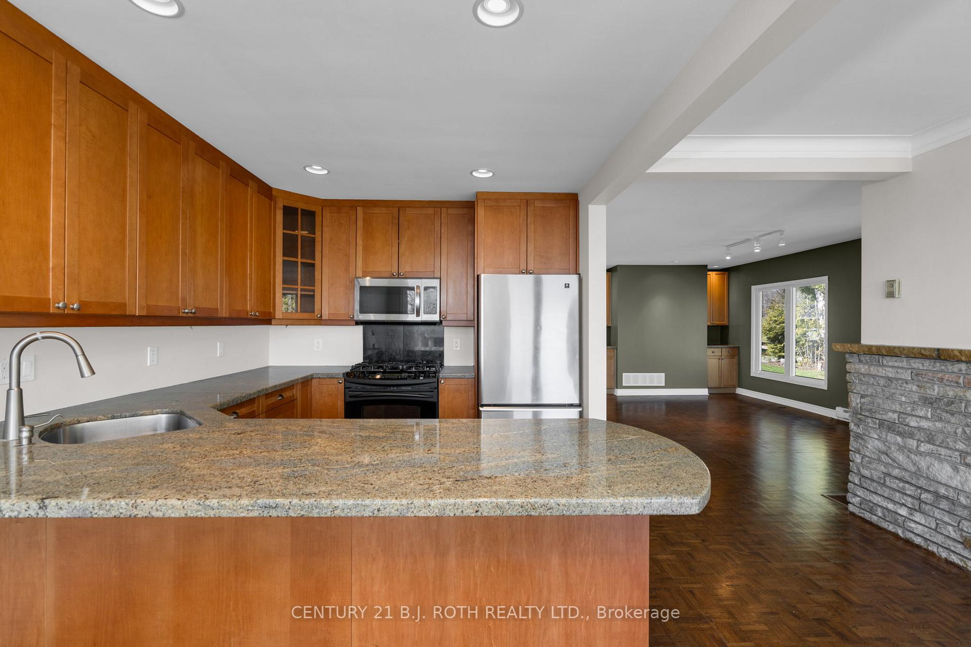 Photo 7 of 49 Lakeshore Road E, Oro-Medonte, Rural Oro-Medonte — HOMEH