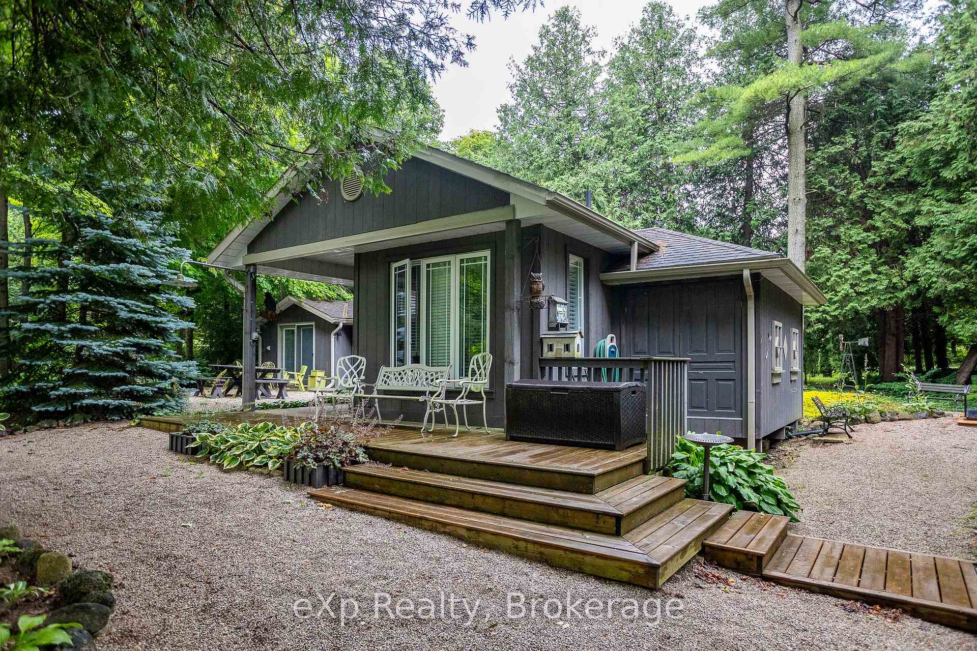 Photo 19 of 127 Paisley Drive, Chatsworth — HOMEH