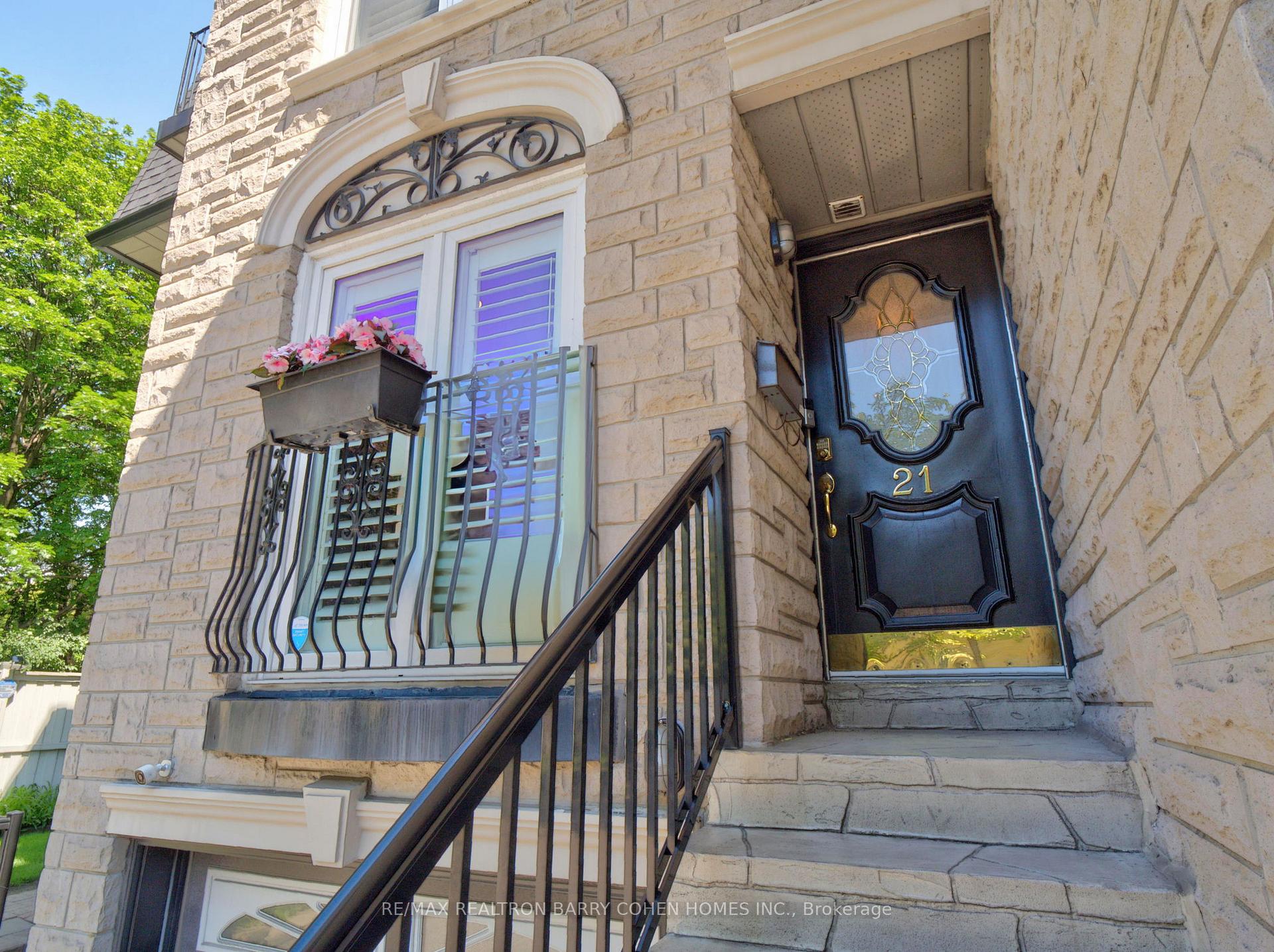 Photo 3 of 21 Birchbank Lane, North York, Banbury-Don Mills — HOMEH