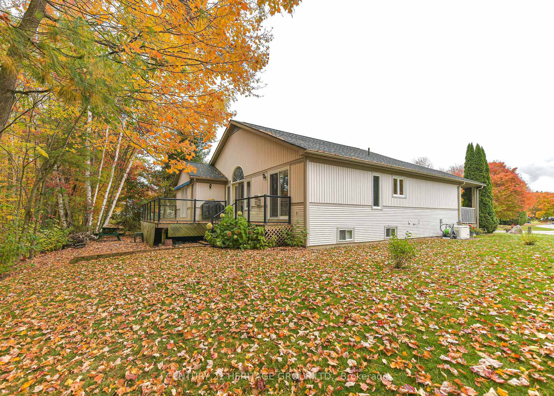 Photo 3 of 19 Springwood Crescent, Gravenhurst, Wood (Gravenhurst) — HOMEH