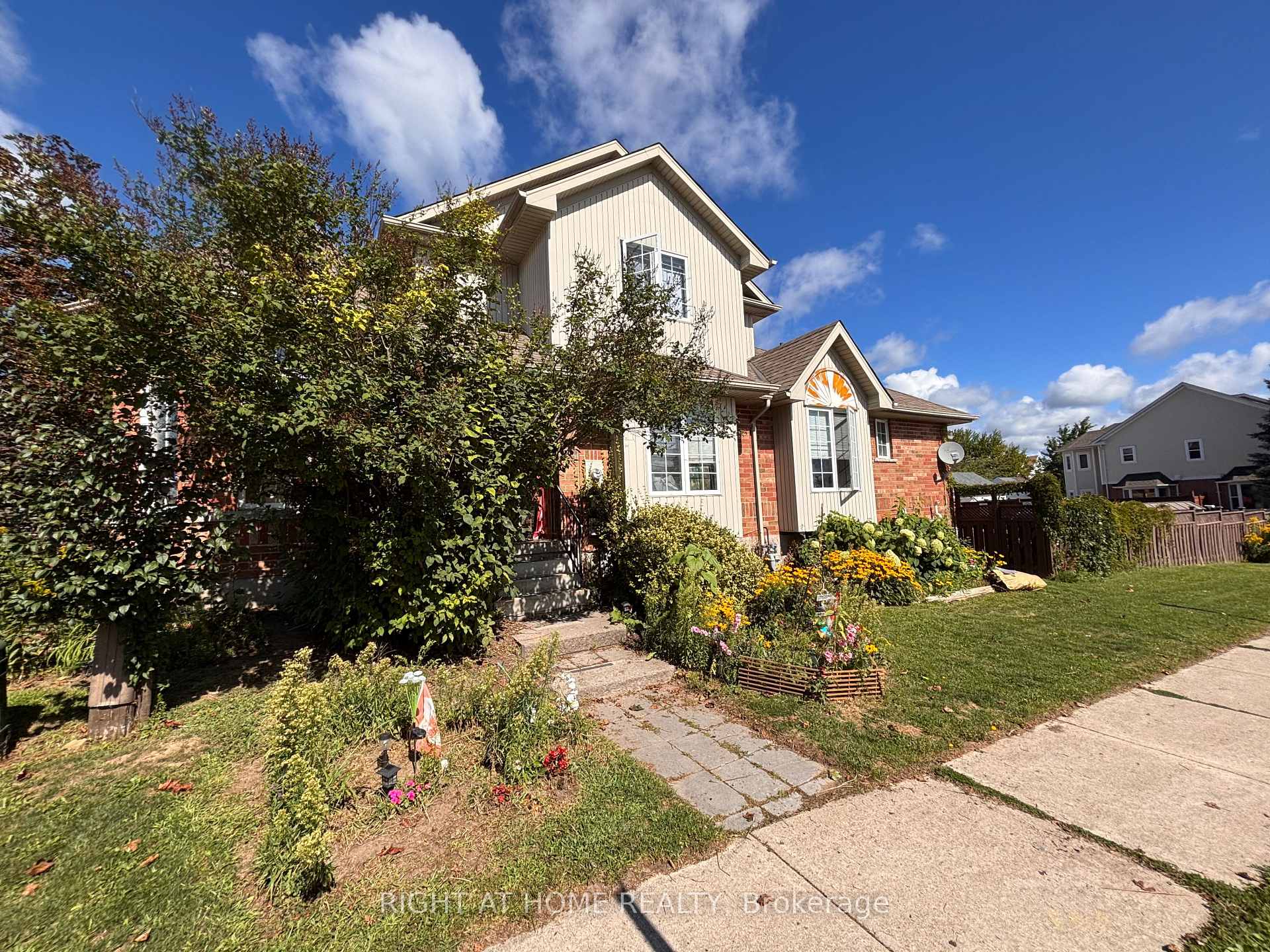 Photo 3 of 1 Montgomery Boulevard, Orangeville — HOMEH