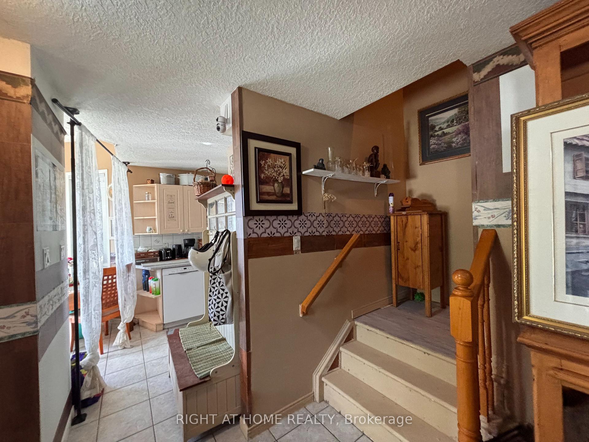 Photo 13 of 1 Montgomery Boulevard, Orangeville — HOMEH