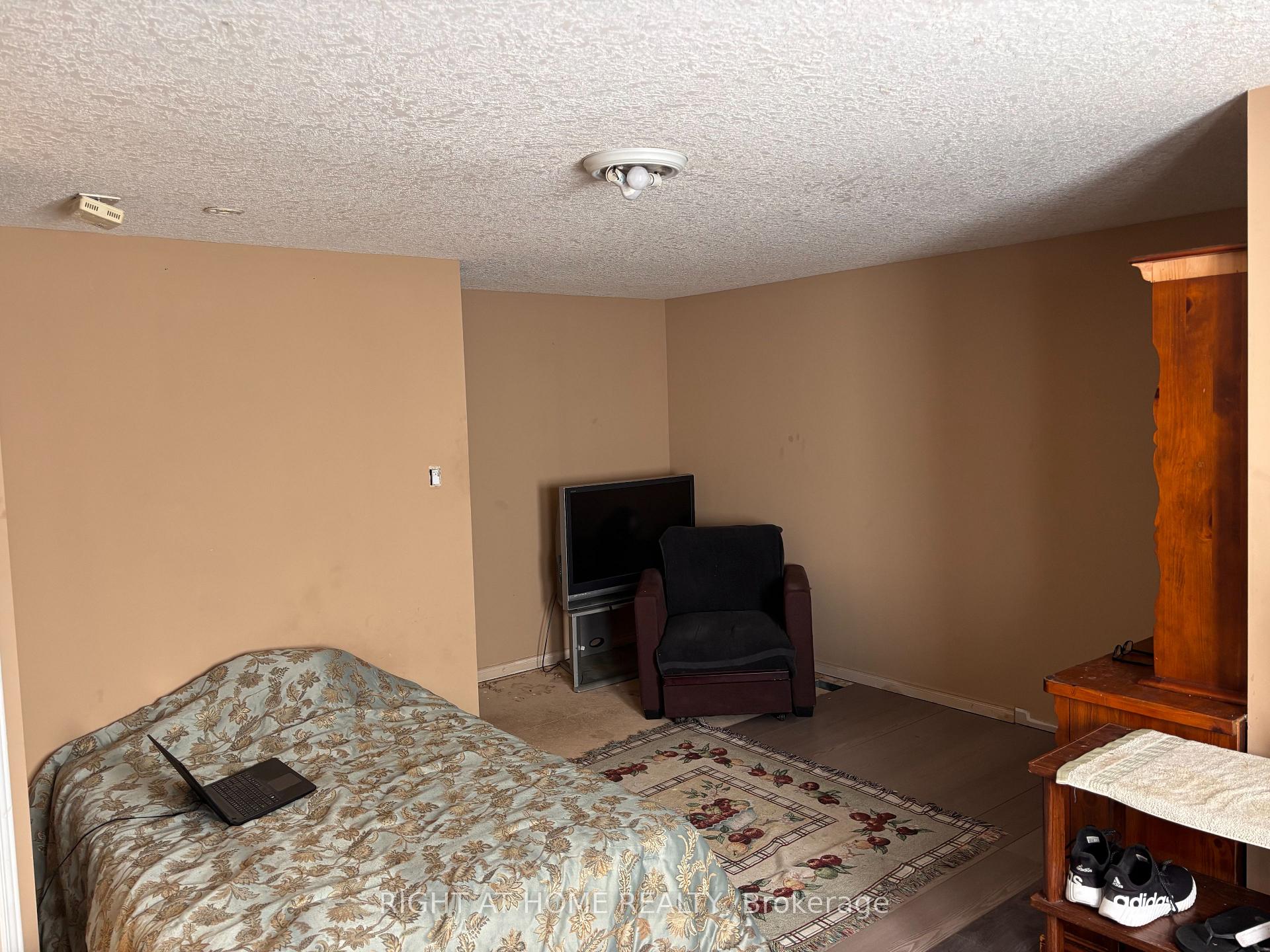 Photo 19 of 1 Montgomery Boulevard, Orangeville — HOMEH