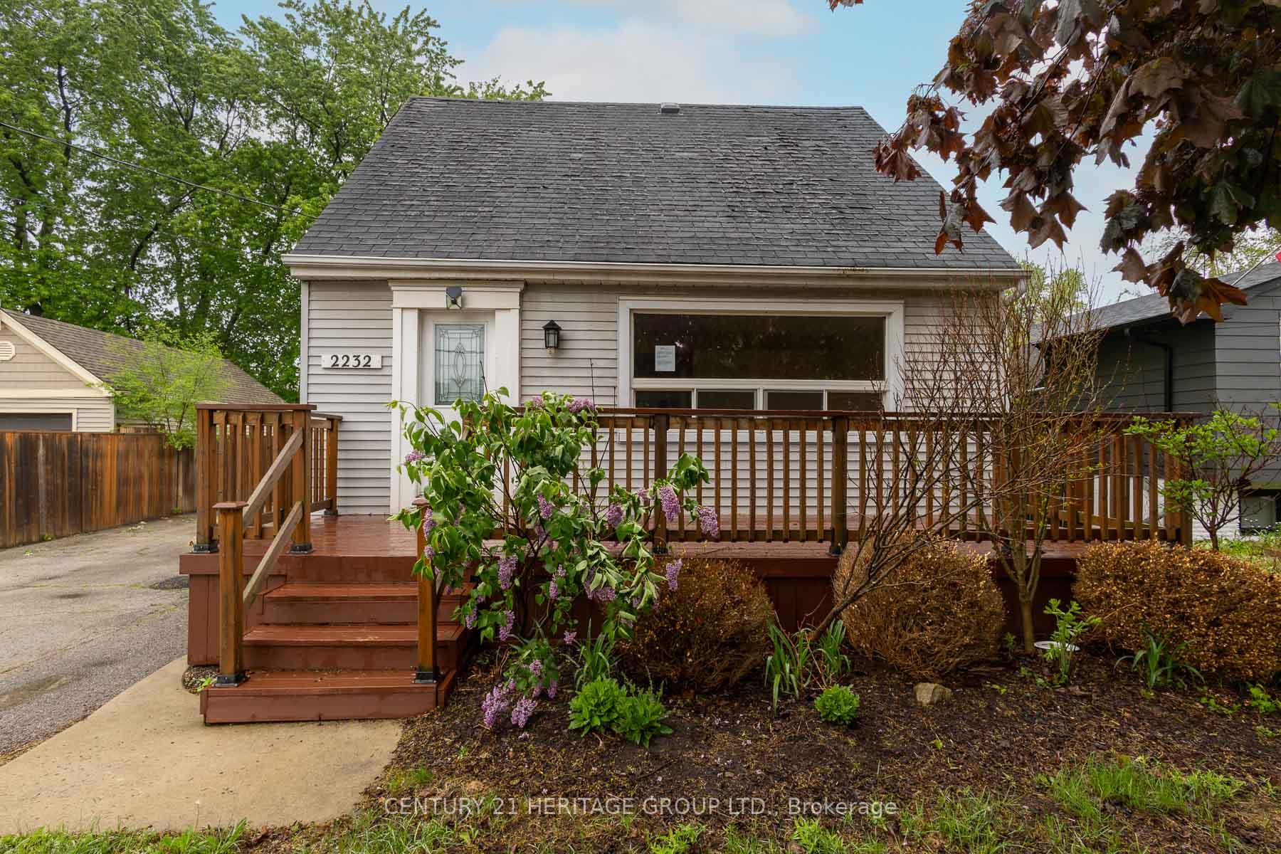 Photo of 2232 Queensway Drive