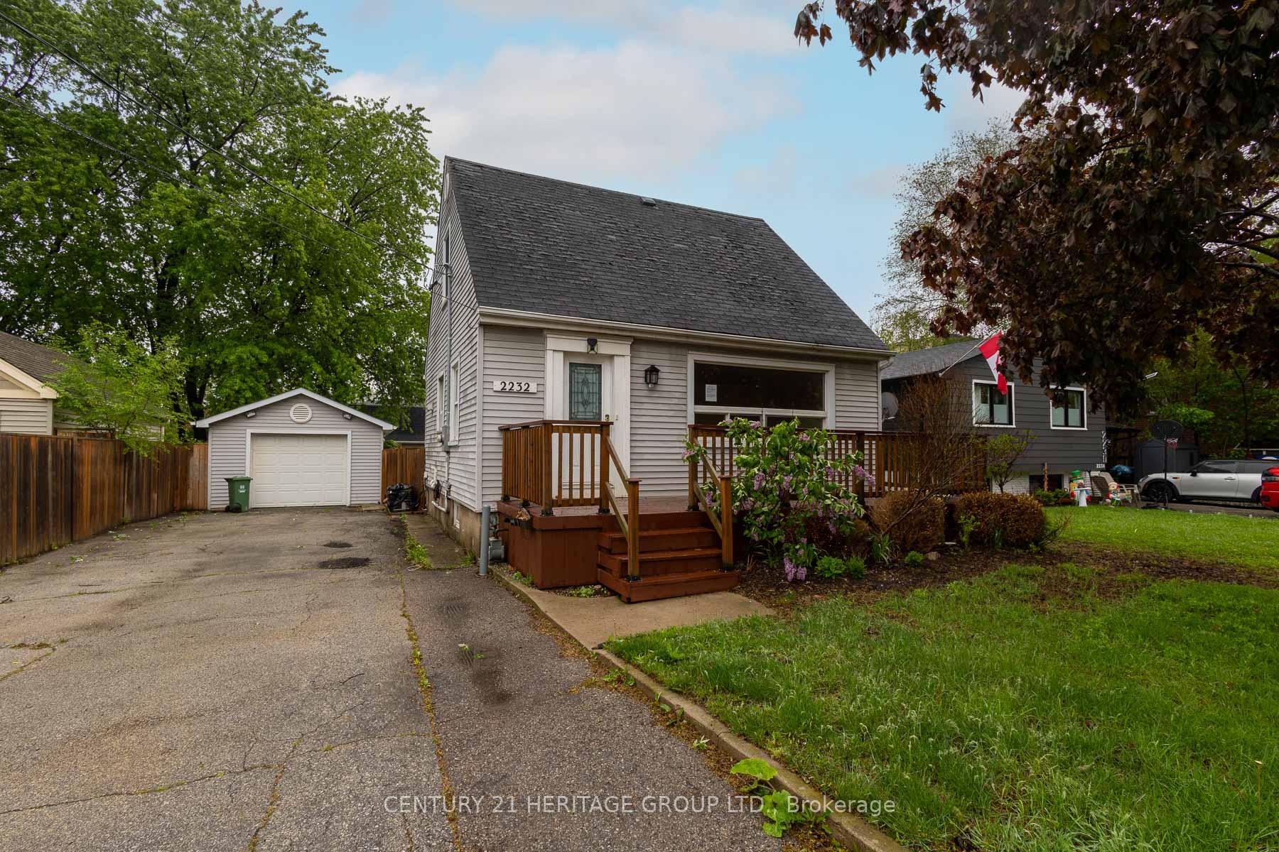 Photo 2 of 2232 Queensway Drive, Burlington, Freeman — HOMEH